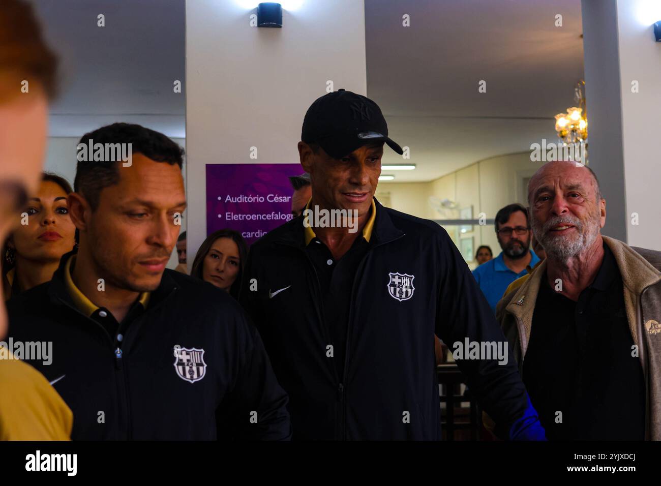 Curitiba, Parana, Brasile. 15 novembre 2024. Curitiba (pr), 11/15/2024 - ex giocatori/ospedale di barcellona pequeno principe/filha do pele - l'ex giocatore del rivaldo accompagnato da ex giocatori del barcellona che si trovano nella capitale parana, ha visitato l'ospedale pequeno principe a curitiba il pomeriggio di questo venerdì 15 novembre 2024, mr. Jose alvaro carneiro, direttore aziendale, accompagnò i membri del barcellona e tra questi vi erano gli ex giocatori, adriano, javier saviola e sergi Barjuan. (Foto: Edson De Souza/Thenews2/Zumapress) (immagine di credito: © Edson Teodoro De Souza/TheNEWS2 via Z Foto Stock