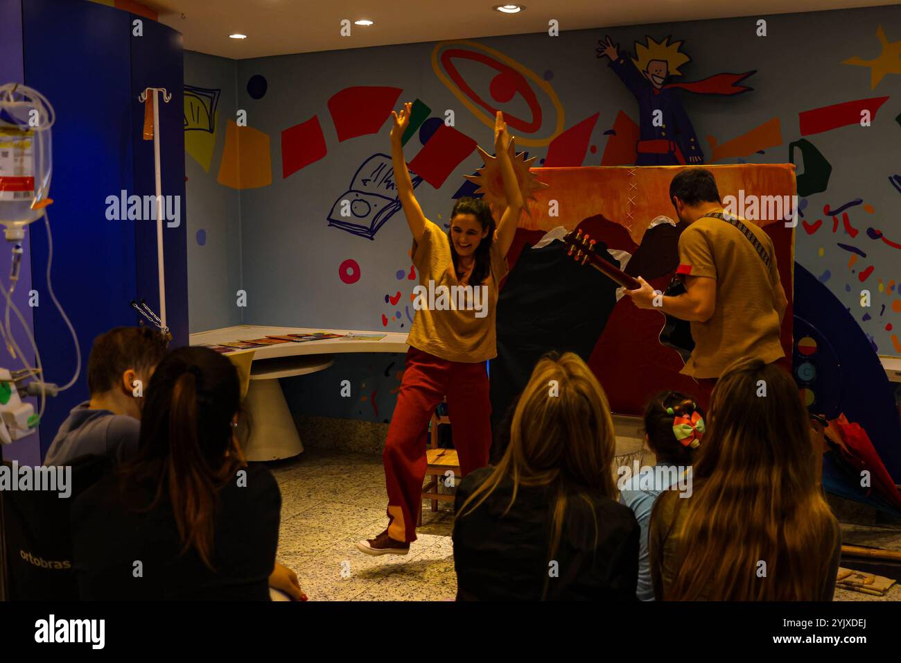 Curitiba, Parana, Brasile. 15 novembre 2024. Curitiba (pr), 11/15/2024 - ex giocatori/ospedale di barcellona pequeno principe/filha do pele - ex giocatori di barcellona che si trovano nella capitale parana, hanno visitato l'ospedale pequeno principe a curitiba il pomeriggio di questo venerdì 15 novembre 2024, mr. Jose alvaro carneiro, direttore aziendale, accompagnò i membri del barcellona e tra questi gli ex giocatori rivaldo, adriano, javier saviola e sergi Barjuan. Era presente anche flavia arantes do nascimento, figlia di pele. (Foto: Edson De Souza/Thenews2/Zumapress) (immagine di credito: © Edson Teod Foto Stock