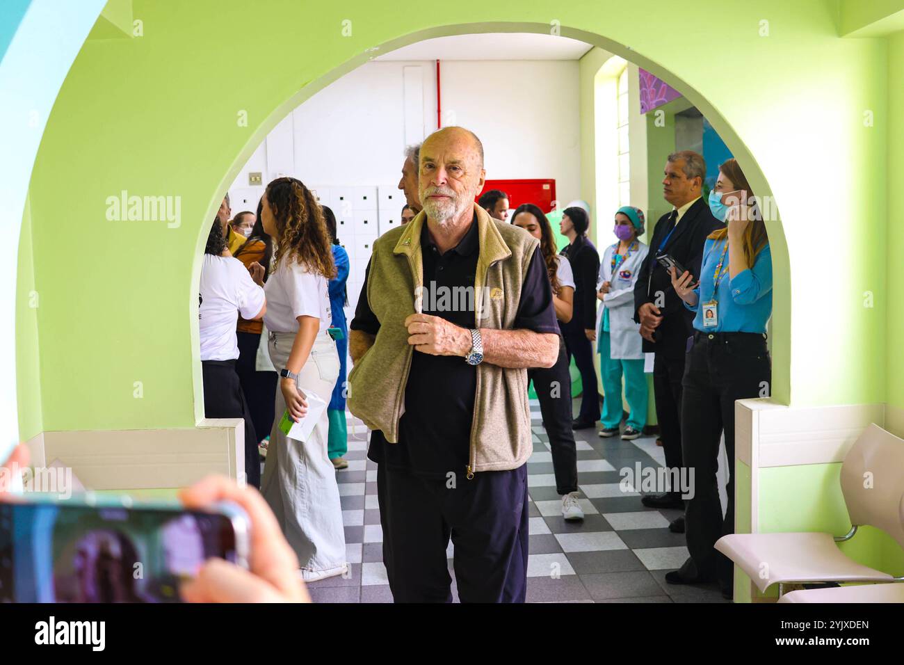 Curitiba, Parana, Brasile. 15 novembre 2024. Curitiba (pr), 11/15/2024 - ex giocatori/ospedale di barcellona pequeno principe/filha do pele - ex giocatori di barcellona che si trovano nella capitale parana, hanno visitato l'ospedale pequeno principe a curitiba il pomeriggio di questo venerdì 15 novembre 2024, mr. Jose alvaro carneiro, direttore aziendale, accompagnò i membri del barcellona e tra questi gli ex giocatori rivaldo, adriano, javier saviola e sergi Barjuan. Era presente anche flavia arantes do nascimento, figlia di pele. (Foto: Edson De Souza/Thenews2/Zumapress) (immagine di credito: © Edson Teod Foto Stock