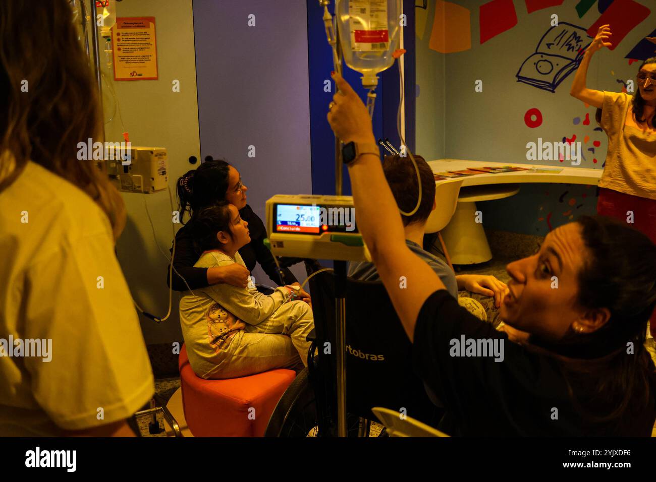 Curitiba, Parana, Brasile. 15 novembre 2024. Curitiba (pr), 11/15/2024 - ex giocatori/ospedale di barcellona pequeno principe/filha do pele - ex giocatori di barcellona che si trovano nella capitale parana, hanno visitato l'ospedale pequeno principe a curitiba il pomeriggio di questo venerdì 15 novembre 2024, mr. Jose alvaro carneiro, direttore aziendale, accompagnò i membri del barcellona e tra questi gli ex giocatori rivaldo, adriano, javier saviola e sergi Barjuan. Era presente anche flavia arantes do nascimento, figlia di pele. (Foto: Edson De Souza/Thenews2/Zumapress) (immagine di credito: © Edson Teod Foto Stock