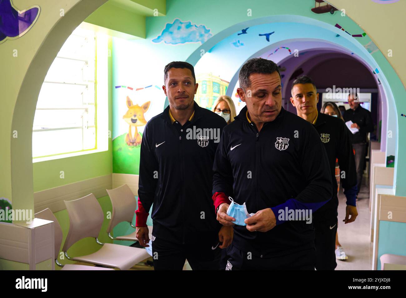 Curitiba, Parana, Brasile. 15 novembre 2024. Curitiba (pr), 11/15/2024 - ex giocatori/ospedale di barcellona pequeno principe/filha do pele - ex giocatori di barcellona che si trovano nella capitale parana, hanno visitato l'ospedale pequeno principe a curitiba il pomeriggio di questo venerdì 15 novembre 2024, mr. Jose alvaro carneiro, direttore aziendale, accompagnò i membri del barcellona e tra questi gli ex giocatori rivaldo, adriano, javier saviola e sergi Barjuan. Era presente anche flavia arantes do nascimento, figlia di pele. (Foto: Edson De Souza/Thenews2/Zumapress) (immagine di credito: © Edson Teod Foto Stock