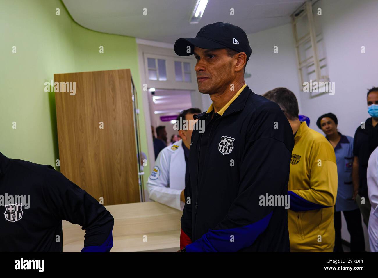 Curitiba, Parana, Brasile. 15 novembre 2024. Curitiba (pr), 11/15/2024 - ex giocatori/ospedale di barcellona pequeno principe/filha do pele - l'ex giocatore del rivaldo accompagnato da ex giocatori del barcellona che si trovano nella capitale parana, ha visitato l'ospedale pequeno principe a curitiba il pomeriggio di questo venerdì 15 novembre 2024, mr. Jose alvaro carneiro, direttore aziendale, accompagnò i membri del barcellona e tra questi vi erano gli ex giocatori, adriano, javier saviola e sergi Barjuan. (Foto: Edson De Souza/Thenews2/Zumapress) (immagine di credito: © Edson Teodoro De Souza/TheNEWS2 via Z Foto Stock
