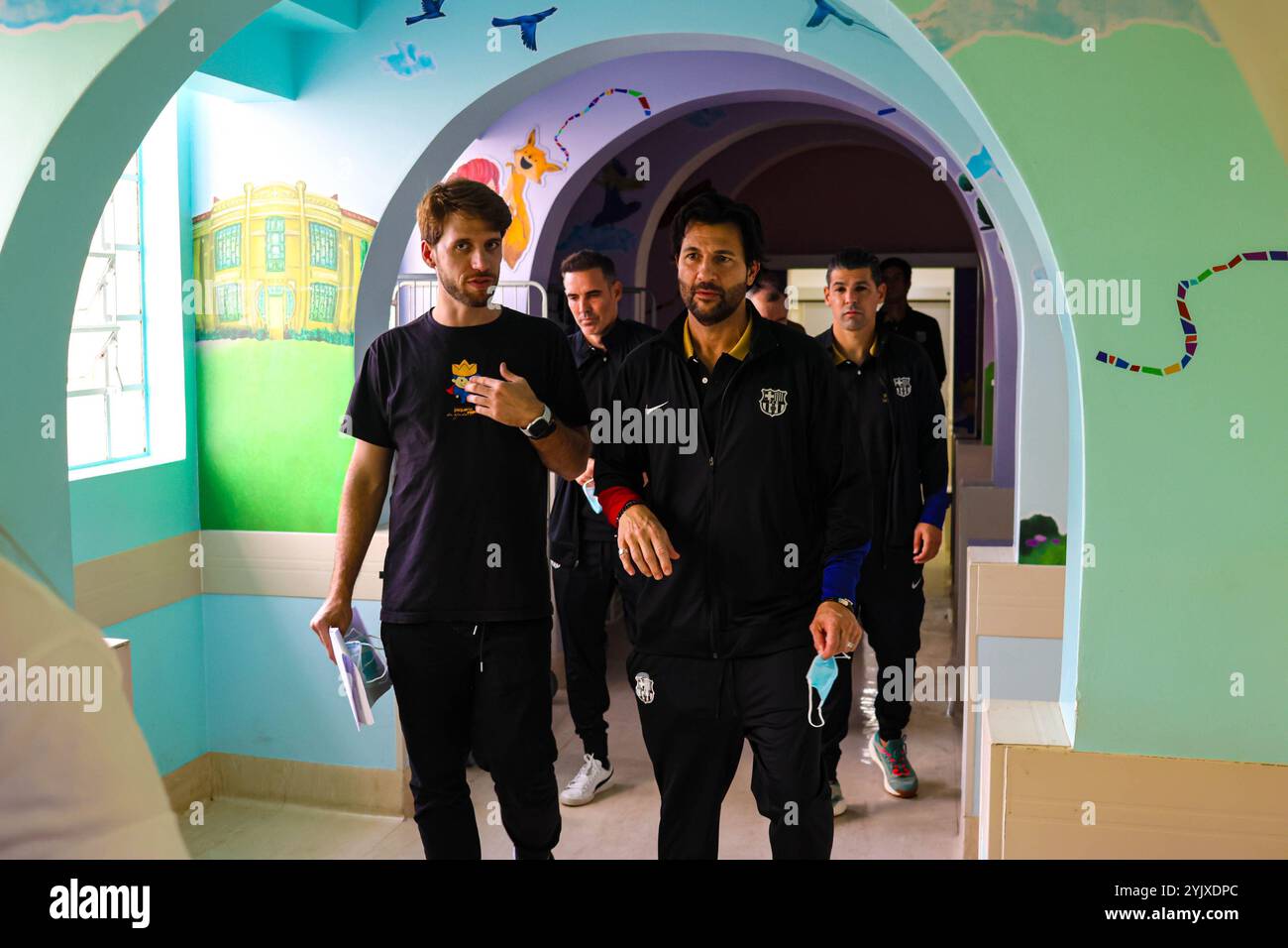 Curitiba, Parana, Brasile. 15 novembre 2024. Curitiba (pr), 11/15/2024 - ex giocatori/ospedale di barcellona pequeno principe/filha do pele - ex giocatori di barcellona che si trovano nella capitale parana, hanno visitato l'ospedale pequeno principe a curitiba il pomeriggio di questo venerdì 15 novembre 2024, mr. Jose alvaro carneiro, direttore aziendale, accompagnò i membri del barcellona e tra questi gli ex giocatori rivaldo, adriano, javier saviola e sergi Barjuan. Era presente anche flavia arantes do nascimento, figlia di pele. (Foto: Edson De Souza/Thenews2/Zumapress) (immagine di credito: © Edson Teod Foto Stock