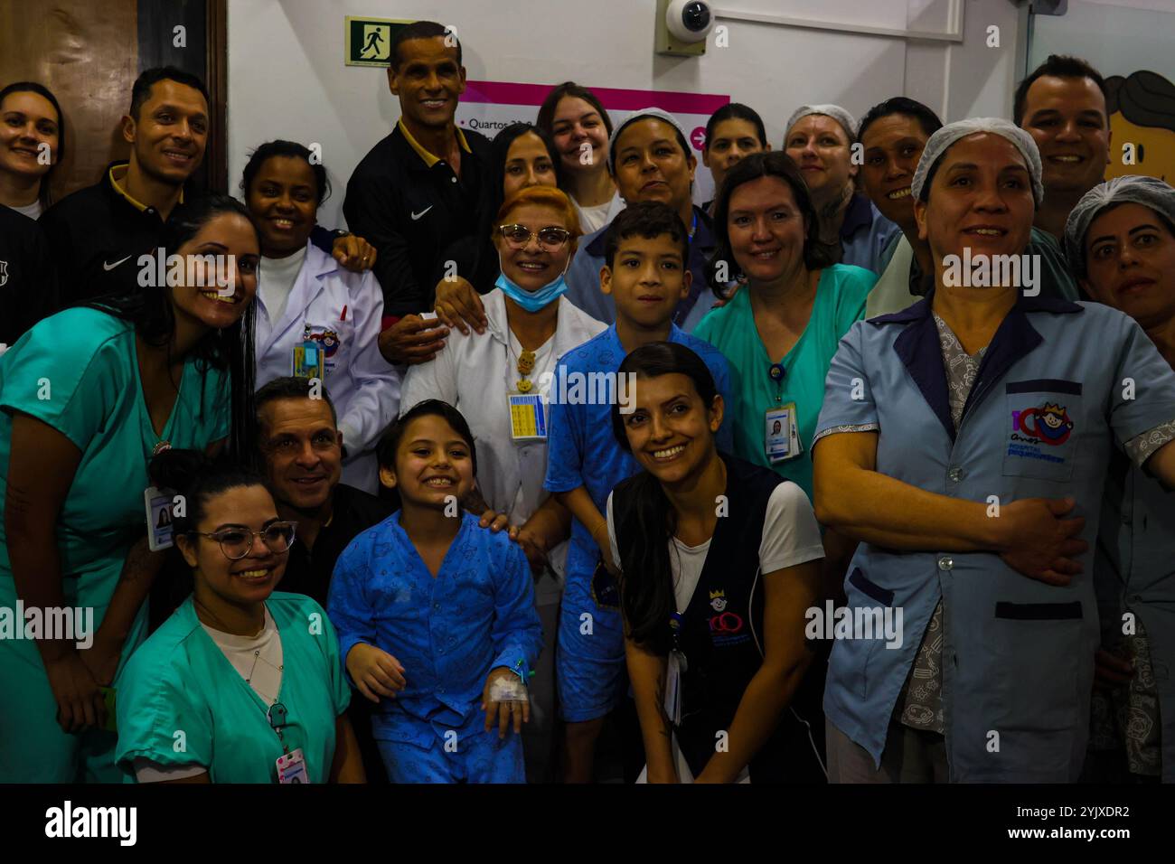 Curitiba, Parana, Brasile. 15 novembre 2024. Curitiba (pr), 11/15/2024 - ex giocatori/ospedale di barcellona pequeno principe/filha do pele - ex giocatori di barcellona che si trovano nella capitale parana, hanno visitato l'ospedale pequeno principe a curitiba il pomeriggio di questo venerdì 15 novembre 2024, mr. Jose alvaro carneiro, direttore aziendale, accompagnò i membri del barcellona e tra questi gli ex giocatori rivaldo, adriano, javier saviola e sergi Barjuan. Era presente anche flavia arantes do nascimento, figlia di pele. (Foto: Edson De Souza/Thenews2/Zumapress) (immagine di credito: © Edson Teod Foto Stock
