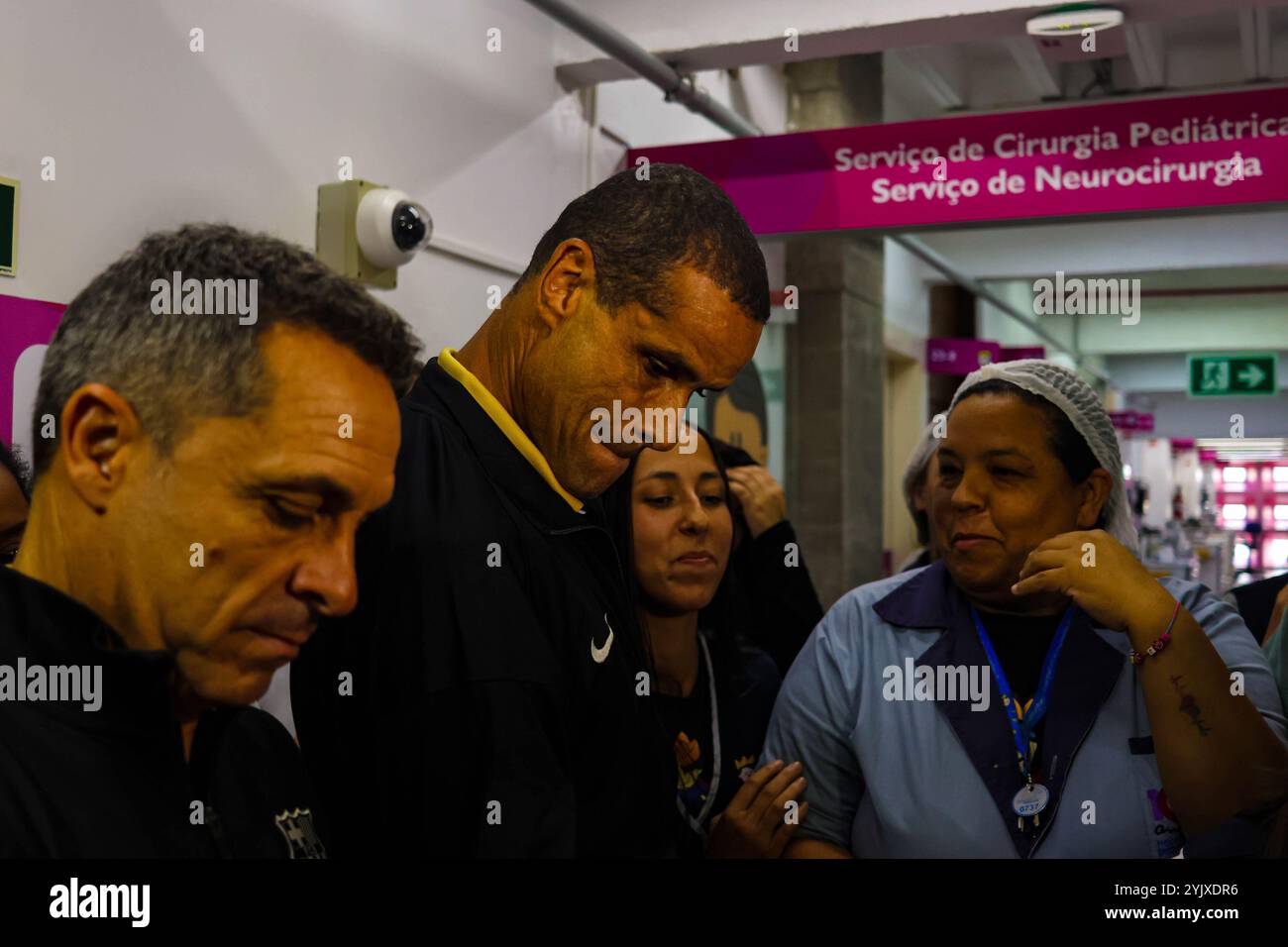 Curitiba, Parana, Brasile. 15 novembre 2024. Curitiba (pr), 11/15/2024 - ex giocatori/ospedale di barcellona pequeno principe/filha do pele - l'ex giocatore del rivaldo accompagnato da ex giocatori del barcellona che si trovano nella capitale parana, ha visitato l'ospedale pequeno principe a curitiba il pomeriggio di questo venerdì 15 novembre 2024, mr. Jose alvaro carneiro, direttore aziendale, accompagnò i membri del barcellona e tra questi vi erano gli ex giocatori, adriano, javier saviola e sergi Barjuan. (Foto: Edson De Souza/Thenews2/Zumapress) (immagine di credito: © Edson Teodoro De Souza/TheNEWS2 via Z Foto Stock