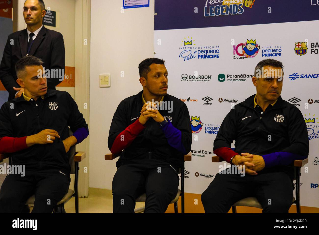 Curitiba, Parana, Brasile. 15 novembre 2024. Curitiba (pr), 11/15/2024 - ex giocatori/ospedale di barcellona pequeno principe/filha do pele - ex giocatori di barcellona che si trovano nella capitale parana, hanno visitato l'ospedale pequeno principe a curitiba il pomeriggio di questo venerdì 15 novembre 2024, mr. Jose alvaro carneiro, direttore aziendale, accompagnò i membri del barcellona e tra questi gli ex giocatori rivaldo, adriano, javier saviola e sergi Barjuan. Era presente anche flavia arantes do nascimento, figlia di pele. (Foto: Edson De Souza/Thenews2/Zumapress) (immagine di credito: © Edson Teod Foto Stock
