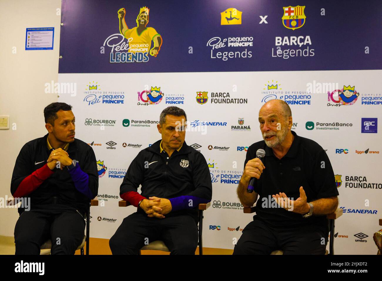 Curitiba, Parana, Brasile. 15 novembre 2024. Curitiba (pr), 11/15/2024 - ex giocatori/ospedale di barcellona pequeno principe/filha do pele - ex giocatori di barcellona che si trovano nella capitale parana, hanno visitato l'ospedale pequeno principe a curitiba il pomeriggio di questo venerdì 15 novembre 2024, mr. Jose alvaro carneiro, direttore aziendale, accompagnò i membri del barcellona e tra questi gli ex giocatori rivaldo, adriano, javier saviola e sergi Barjuan. Era presente anche flavia arantes do nascimento, figlia di pele. (Foto: Edson De Souza/Thenews2/Zumapress) (immagine di credito: © Edson Teod Foto Stock