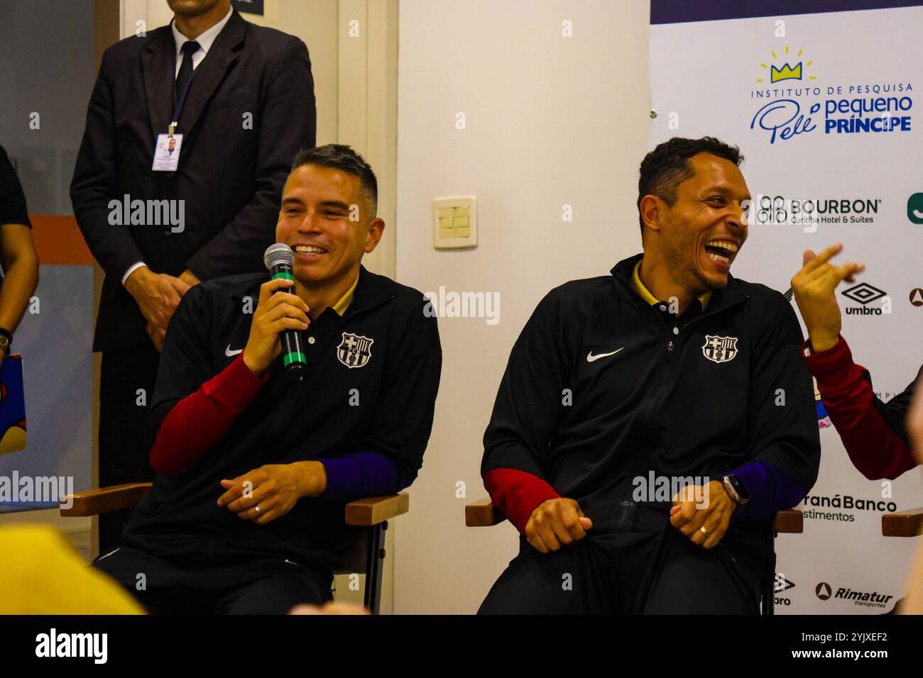 Curitiba, Parana, Brasile. 15 novembre 2024. Curitiba (pr), 11/15/2024 - ex giocatori/ospedale di barcellona pequeno principe/filha do pele - ex giocatori di barcellona che si trovano nella capitale parana, hanno visitato l'ospedale pequeno principe a curitiba il pomeriggio di questo venerdì 15 novembre 2024, mr. Jose alvaro carneiro, direttore aziendale, accompagnò i membri del barcellona e tra questi gli ex giocatori rivaldo, adriano, javier saviola e sergi Barjuan. Era presente anche flavia arantes do nascimento, figlia di pele. (Foto: Edson De Souza/Thenews2/Zumapress) (immagine di credito: © Edson Teod Foto Stock
