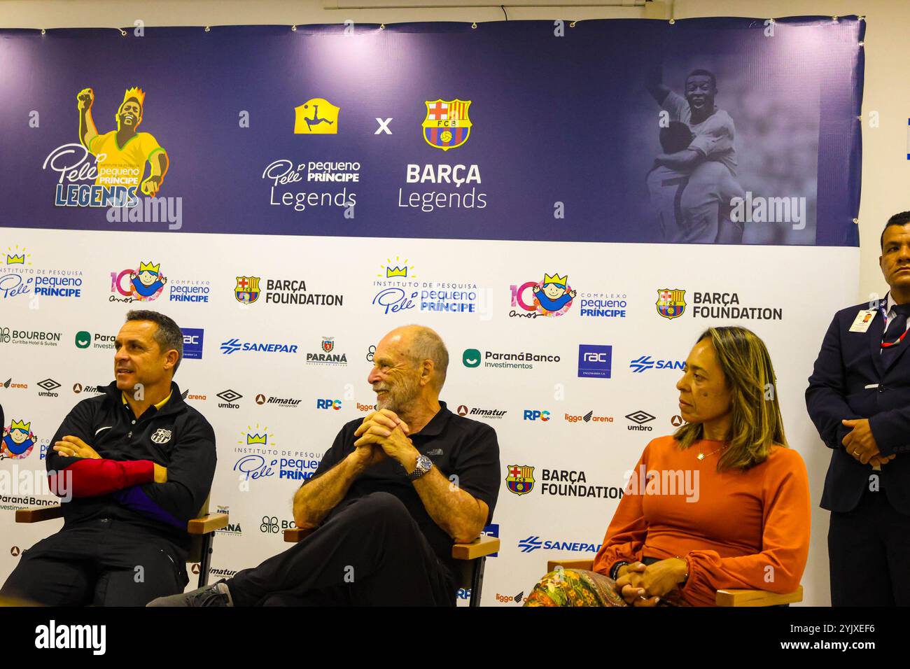 Curitiba, Parana, Brasile. 15 novembre 2024. Curitiba (pr), 11/15/2024 - ex giocatori/ospedale di barcellona pequeno principe/filha do pele - ex giocatori di barcellona che si trovano nella capitale parana, hanno visitato l'ospedale pequeno principe a curitiba il pomeriggio di questo venerdì 15 novembre 2024, mr. Jose alvaro carneiro, direttore aziendale, accompagnò i membri del barcellona e tra questi gli ex giocatori rivaldo, adriano, javier saviola e sergi Barjuan. Era presente anche flavia arantes do nascimento, figlia di pele. (Foto: Edson De Souza/Thenews2/Zumapress) (immagine di credito: © Edson Teod Foto Stock