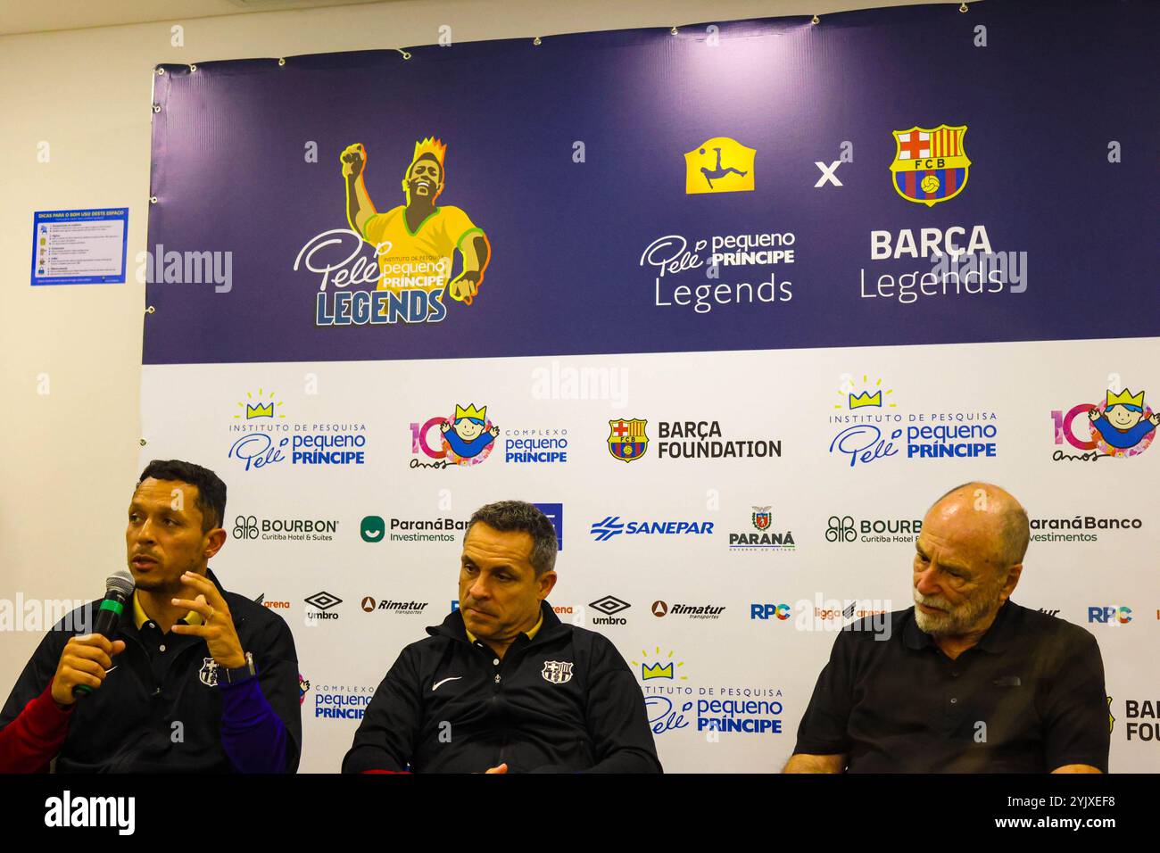 Curitiba, Parana, Brasile. 15 novembre 2024. Curitiba (pr), 11/15/2024 - ex giocatori/ospedale di barcellona pequeno principe/filha do pele - ex giocatori di barcellona che si trovano nella capitale parana, hanno visitato l'ospedale pequeno principe a curitiba il pomeriggio di questo venerdì 15 novembre 2024, mr. Jose alvaro carneiro, direttore aziendale, accompagnò i membri del barcellona e tra questi gli ex giocatori rivaldo, adriano, javier saviola e sergi Barjuan. Era presente anche flavia arantes do nascimento, figlia di pele. (Foto: Edson De Souza/Thenews2/Zumapress) (immagine di credito: © Edson Teod Foto Stock