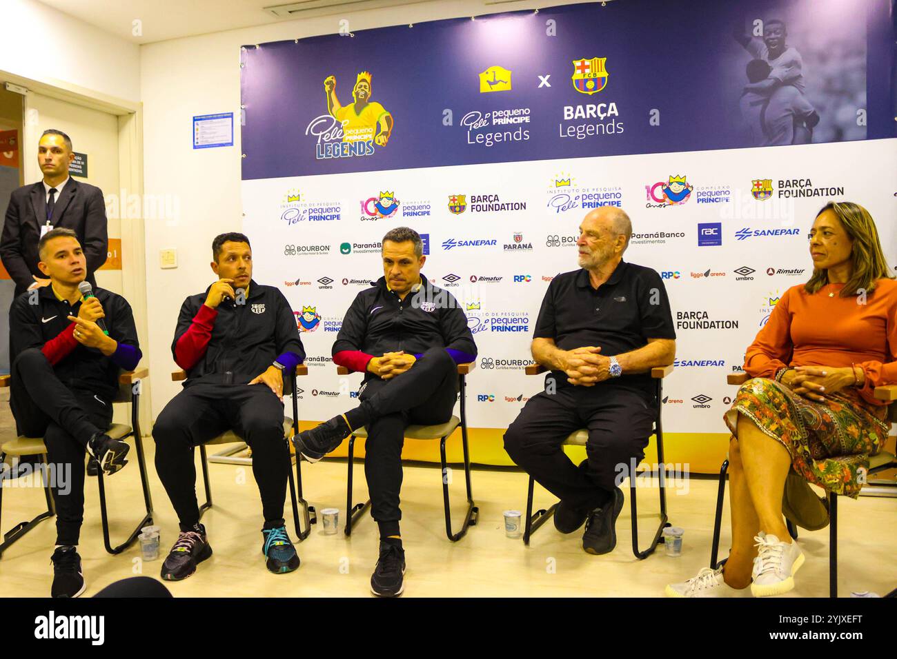 Curitiba, Parana, Brasile. 15 novembre 2024. Curitiba (pr), 11/15/2024 - ex giocatori/ospedale di barcellona pequeno principe/filha do pele - ex giocatori di barcellona che si trovano nella capitale parana, hanno visitato l'ospedale pequeno principe a curitiba il pomeriggio di questo venerdì 15 novembre 2024, mr. Jose alvaro carneiro, direttore aziendale, accompagnò i membri del barcellona e tra questi gli ex giocatori rivaldo, adriano, javier saviola e sergi Barjuan. Era presente anche flavia arantes do nascimento, figlia di pele. (Foto: Edson De Souza/Thenews2/Zumapress) (immagine di credito: © Edson Teod Foto Stock