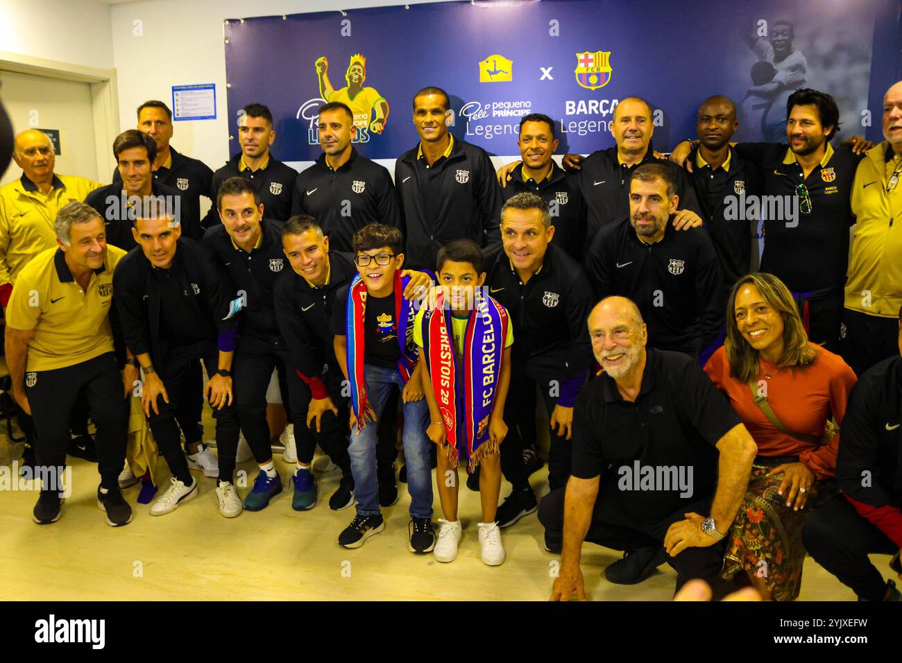Curitiba, Parana, Brasile. 15 novembre 2024. Curitiba (pr), 11/15/2024 - ex giocatori/ospedale di barcellona pequeno principe/filha do pele - ex giocatori di barcellona che si trovano nella capitale parana, hanno visitato l'ospedale pequeno principe a curitiba il pomeriggio di questo venerdì 15 novembre 2024, mr. Jose alvaro carneiro, direttore aziendale, accompagnò i membri del barcellona e tra questi gli ex giocatori rivaldo, adriano, javier saviola e sergi Barjuan. Era presente anche flavia arantes do nascimento, figlia di pele. (Foto: Edson De Souza/Thenews2/Zumapress) (immagine di credito: © Edson Teod Foto Stock