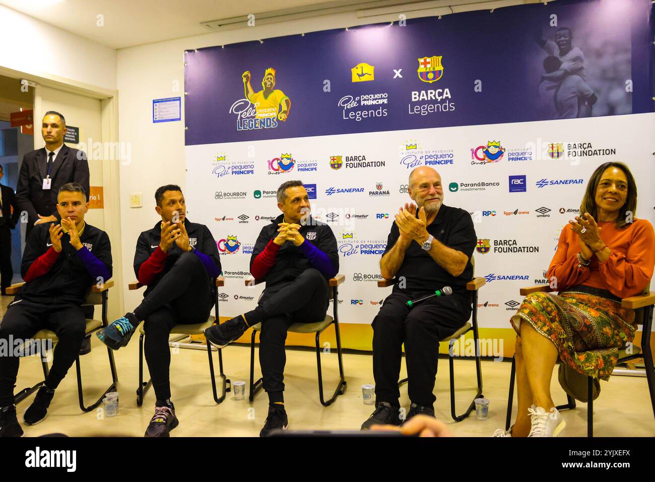 Curitiba, Parana, Brasile. 15 novembre 2024. Curitiba (pr), 11/15/2024 - ex giocatori/ospedale di barcellona pequeno principe/filha do pele - ex giocatori di barcellona che si trovano nella capitale parana, hanno visitato l'ospedale pequeno principe a curitiba il pomeriggio di questo venerdì 15 novembre 2024, mr. Jose alvaro carneiro, direttore aziendale, accompagnò i membri del barcellona e tra questi gli ex giocatori rivaldo, adriano, javier saviola e sergi Barjuan. Era presente anche flavia arantes do nascimento, figlia di pele. (Foto: Edson De Souza/Thenews2/Zumapress) (immagine di credito: © Edson Teod Foto Stock