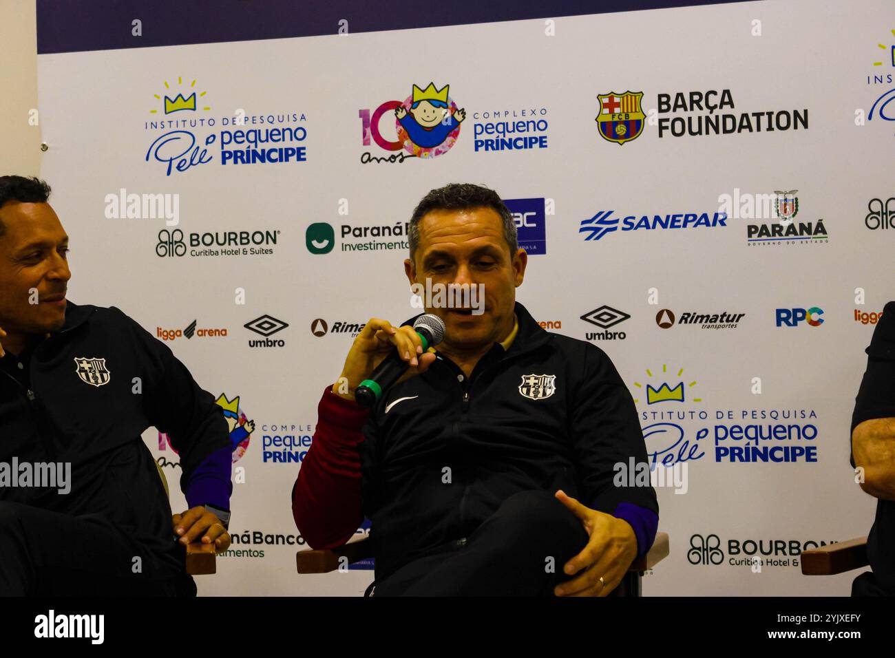 Curitiba, Parana, Brasile. 15 novembre 2024. Curitiba (pr), 11/15/2024 - ex giocatori/ospedale di barcellona pequeno principe/filha do pele - ex giocatori di barcellona che si trovano nella capitale parana, hanno visitato l'ospedale pequeno principe a curitiba il pomeriggio di questo venerdì 15 novembre 2024, mr. Jose alvaro carneiro, direttore aziendale, accompagnò i membri del barcellona e tra questi gli ex giocatori rivaldo, adriano, javier saviola e sergi Barjuan. Era presente anche flavia arantes do nascimento, figlia di pele. (Foto: Edson De Souza/Thenews2/Zumapress) (immagine di credito: © Edson Teod Foto Stock