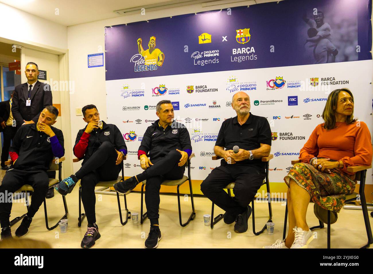 Curitiba, Parana, Brasile. 15 novembre 2024. Curitiba (pr), 11/15/2024 - ex giocatori/ospedale di barcellona pequeno principe/filha do pele - ex giocatori di barcellona che si trovano nella capitale parana, hanno visitato l'ospedale pequeno principe a curitiba il pomeriggio di questo venerdì 15 novembre 2024, mr. Jose alvaro carneiro, direttore aziendale, accompagnò i membri del barcellona e tra questi gli ex giocatori rivaldo, adriano, javier saviola e sergi Barjuan. Era presente anche flavia arantes do nascimento, figlia di pele. (Foto: Edson De Souza/Thenews2/Zumapress) (immagine di credito: © Edson Teod Foto Stock