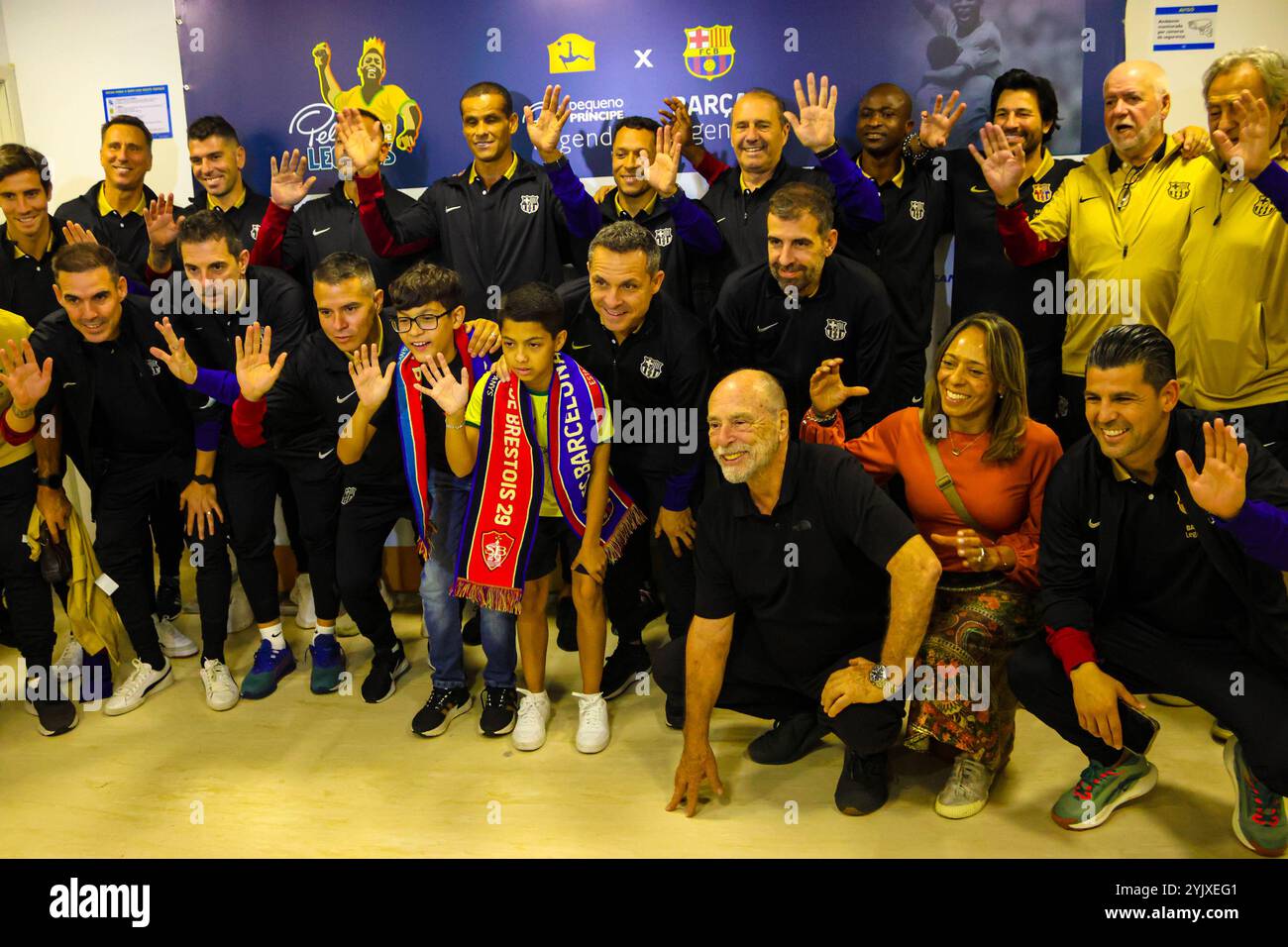 Curitiba, Parana, Brasile. 15 novembre 2024. Curitiba (pr), 11/15/2024 - ex giocatori/ospedale di barcellona pequeno principe/filha do pele - ex giocatori di barcellona che si trovano nella capitale parana, hanno visitato l'ospedale pequeno principe a curitiba il pomeriggio di questo venerdì 15 novembre 2024, mr. Jose alvaro carneiro, direttore aziendale, accompagnò i membri del barcellona e tra questi gli ex giocatori rivaldo, adriano, javier saviola e sergi Barjuan. Era presente anche flavia arantes do nascimento, figlia di pele. (Foto: Edson De Souza/Thenews2/Zumapress) (immagine di credito: © Edson Teod Foto Stock