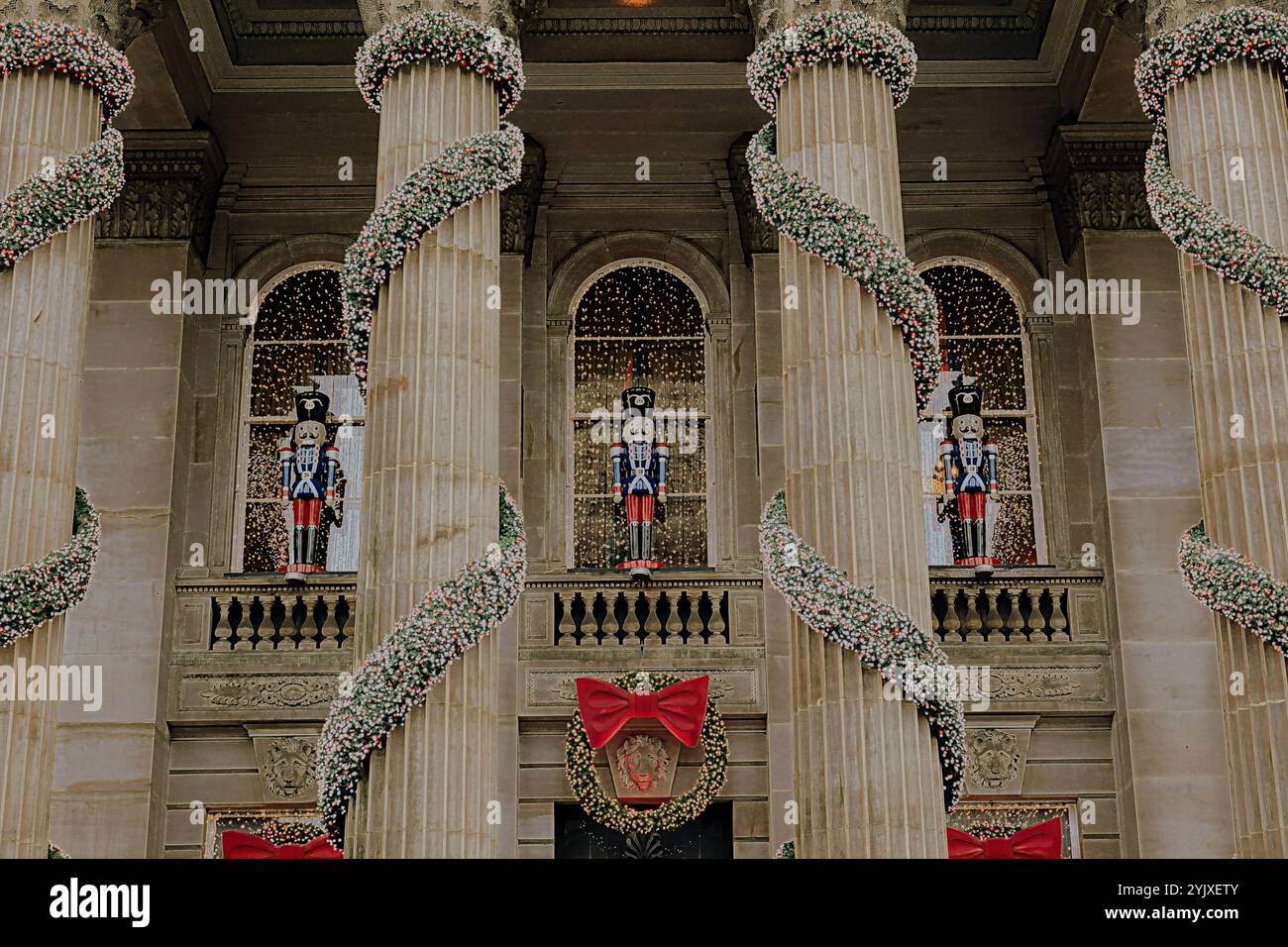 Glasgow, Scozia, Regno Unito. 14 novembre 2024. Meteo nel Regno Unito: L'oscurità anticiclonica del clima autunnale ha visto arrivare il natale a edimburgo con il ristorante Cupola di natale in george Street. Credit Gerard Ferry/Alamy Live News Foto Stock
