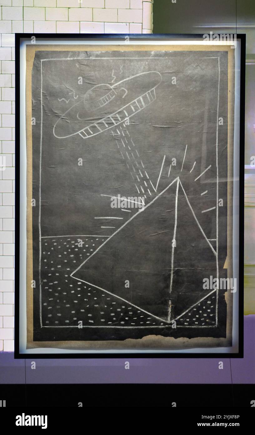 New York, Stati Uniti. 11 novembre 2024. Untitled (Pyramid and Flying Saucer) di Keith Haring (c. 1982-85), asta stimata $200-300.000, in mostra al Sotheby's di New York l'11 novembre 2024. (Foto di Stephen Smith/SIPA USA) credito: SIPA USA/Alamy Live News Foto Stock