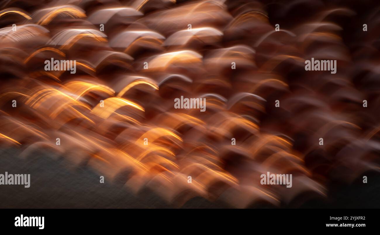 sfocatura astratta della luce oro viola e arancione effetto speciale creato dall'esposizione prolungata e dal movimento intenzionale della fotocamera sfondo ondulato orizzontale Foto Stock