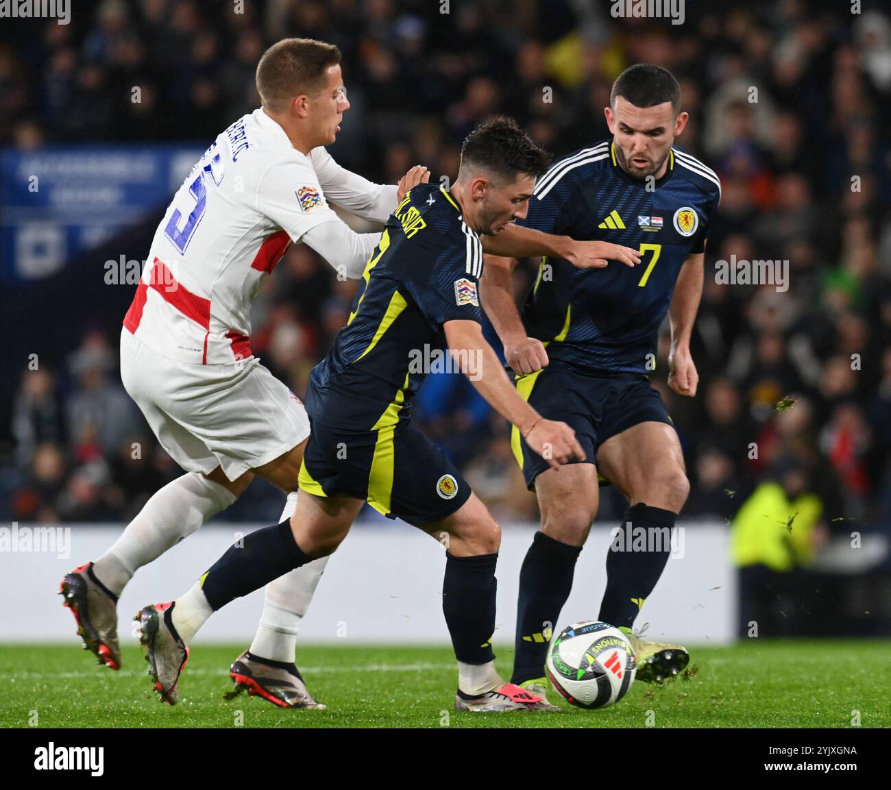 Scozia contro Croazia UEFA Nations League: League A, gruppo 1 15 novembre 2024 Hampden Park, Glasgow. Scozia . UK Mario Pašalić Croazia con gli Scotlands Billy Gilmour e John McGinn credito: eric mccowat/Alamy Live News Foto Stock