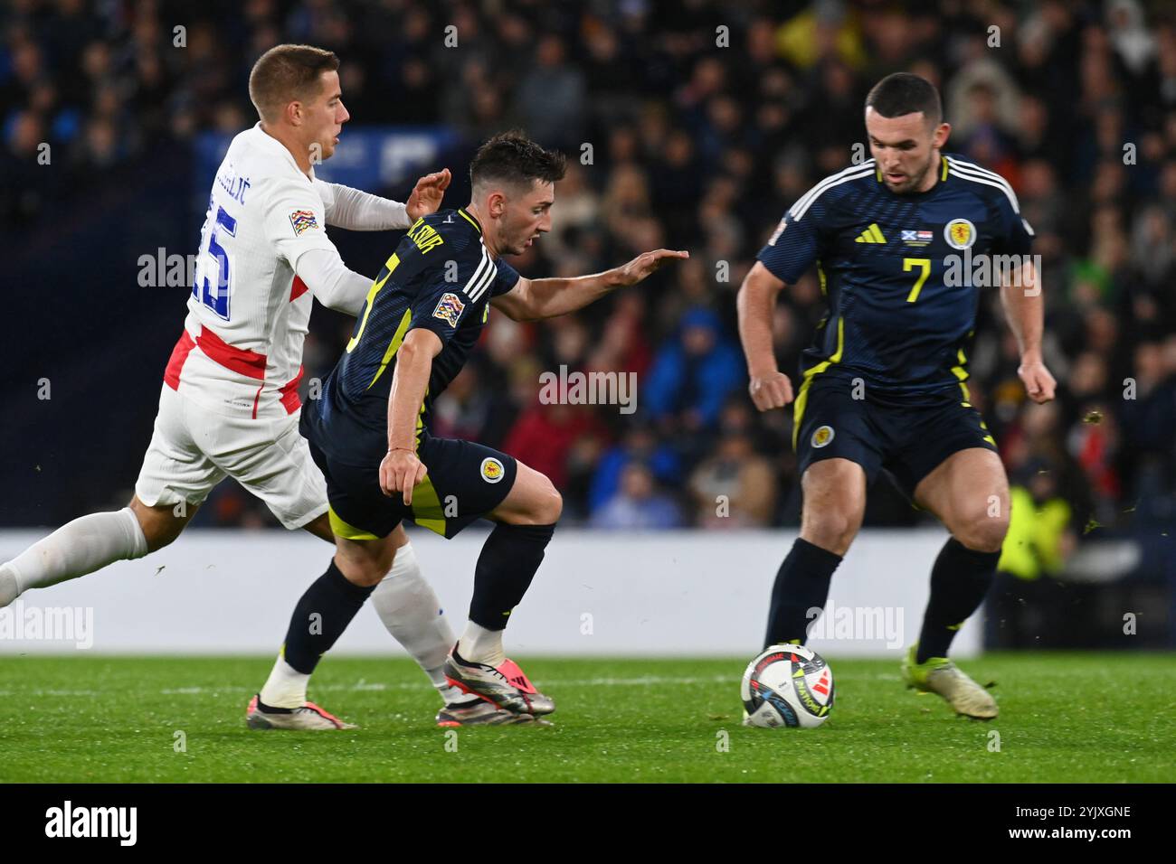 Scozia contro Croazia UEFA Nations League: League A, gruppo 1 15 novembre 2024 Hampden Park, Glasgow. Scozia . UK Mario Pašalić Croazia con gli Scotlands Billy Gilmour e John McGinn credito: eric mccowat/Alamy Live News Foto Stock