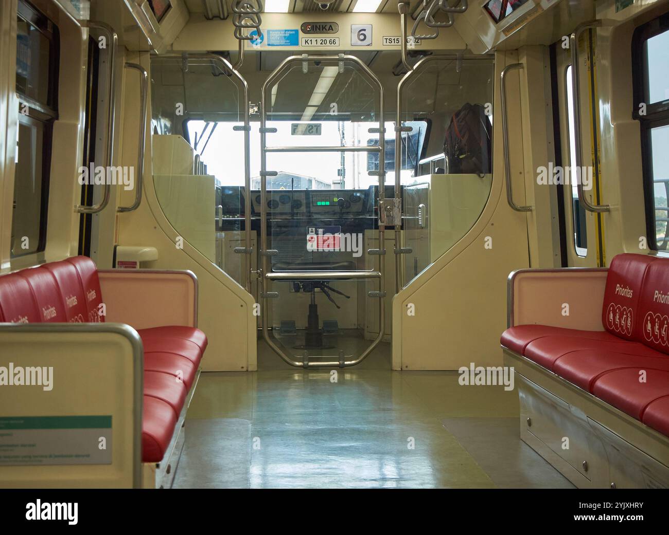 Interno del carrello anteriore di un treno Light Rail Transit con il sedile conducente all'estremità Foto Stock
