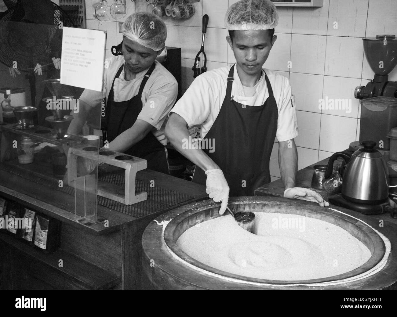 Un uomo sta preparando il caffè turco usando la sabbia Foto Stock