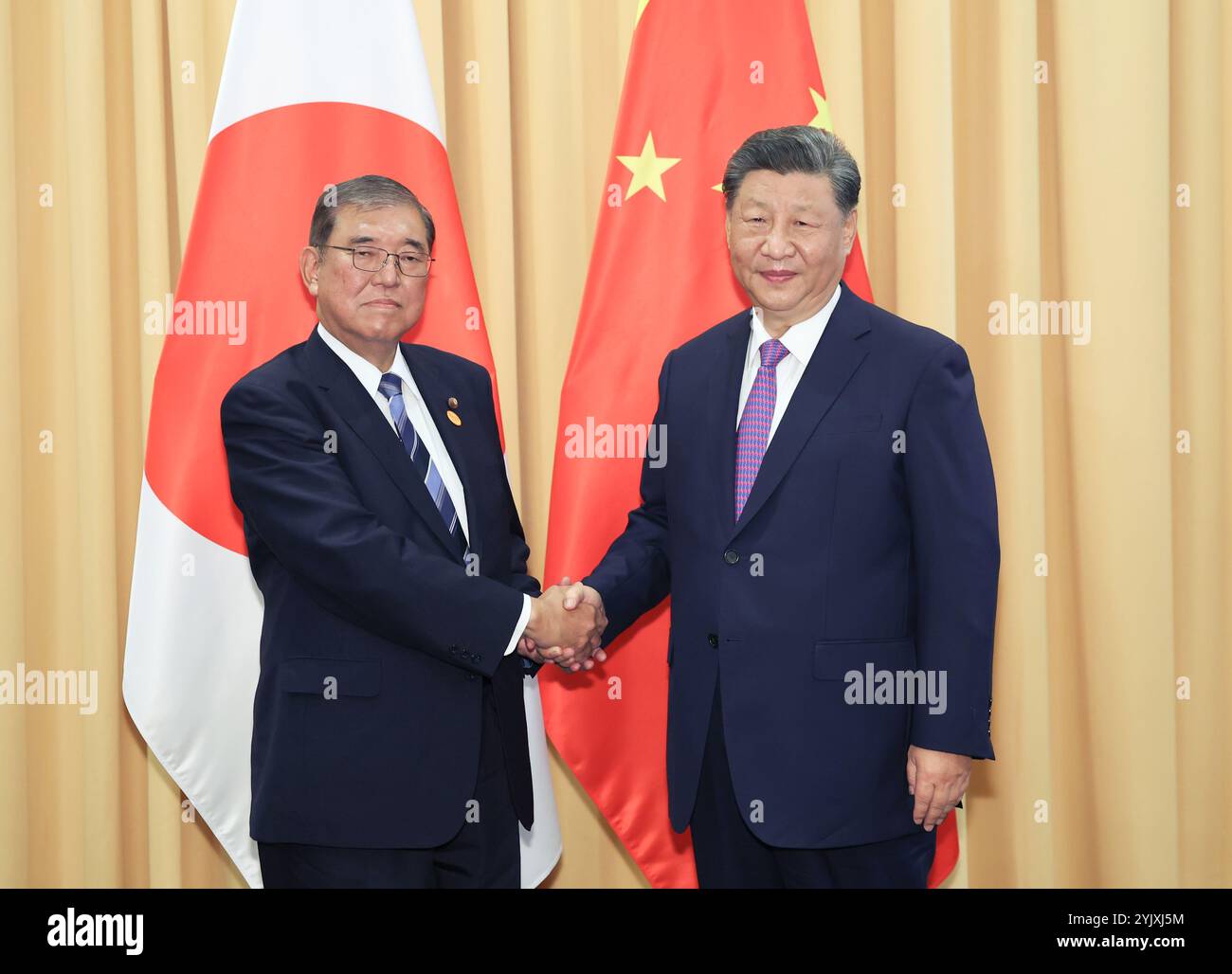 Lima, Perù. 15 novembre 2024. Il presidente cinese Xi Jinping incontra il primo ministro giapponese Shigeru Ishiba a margine del 31° incontro dei leader economici APEC a Lima, Perù, 15 novembre 2024. Crediti: Huang Jingwen/Xinhua/Alamy Live News Foto Stock