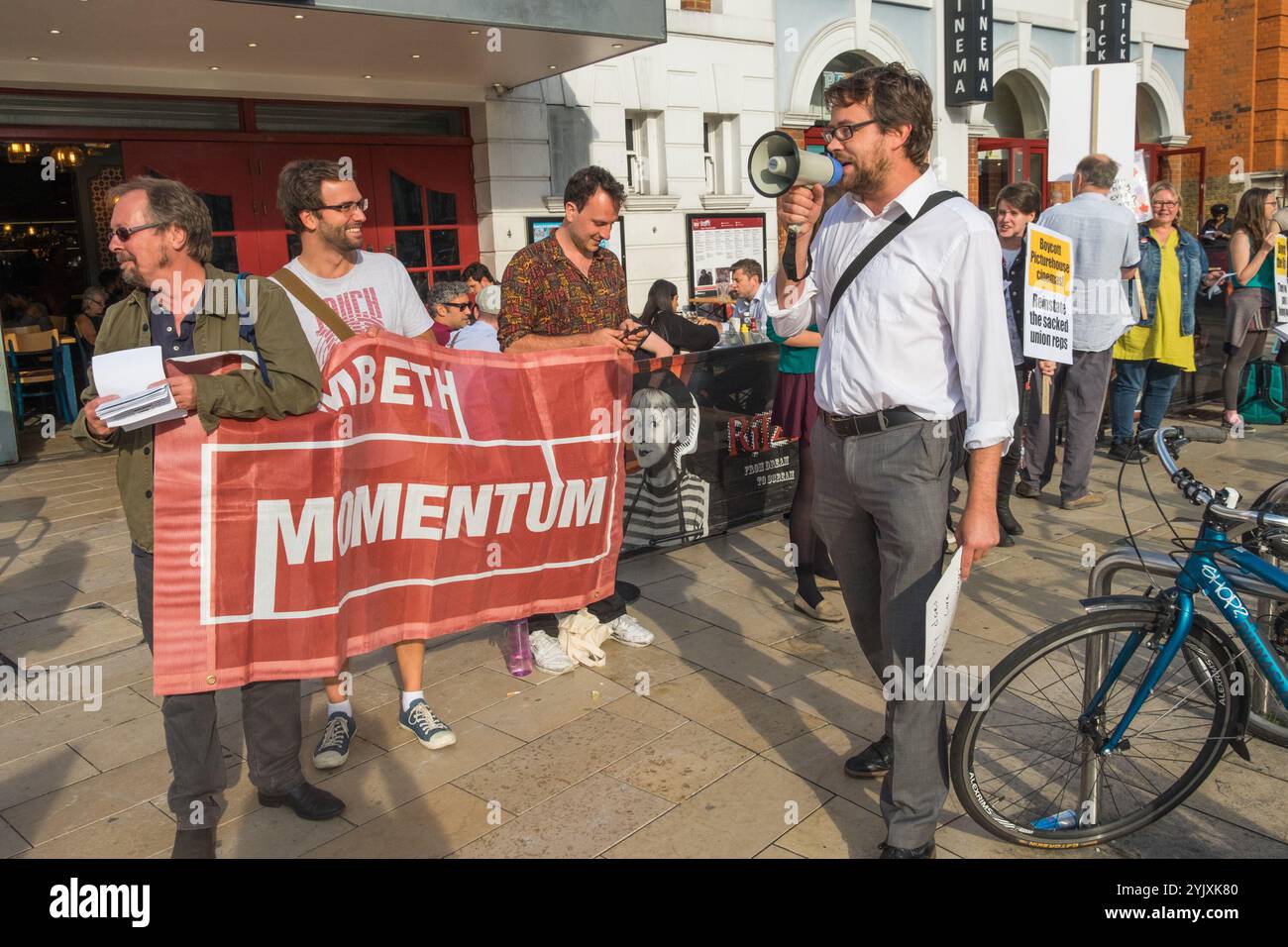 Londra, Regno Unito. 14 luglio 2017. Una comunità che protesta contro i frequentatori del cinema locale fuori dal Ritzy Cinema di Brixton sostiene i lavoratori lì, chiedendo alle persone di boicottare il cinema e il bar insieme ad altri cinema anch'essi di proprietà di Picturhouse. I lavoratori del Ritzy hanno fatto una campagna per ottenere il salario di vita di Londra, che è pagato da altri cinema. Nonostante i profitti enormi, Cineworld, i proprietari di Picturehouse non sono stati disposti a pagare al personale un salario di sussistenza. Tre rappresentanti sindacali del BECTU al Ritzy sono stati licenziati e un quarto è in attesa di un'udienza disciplinare. Sembra che abbiano un'ape Foto Stock