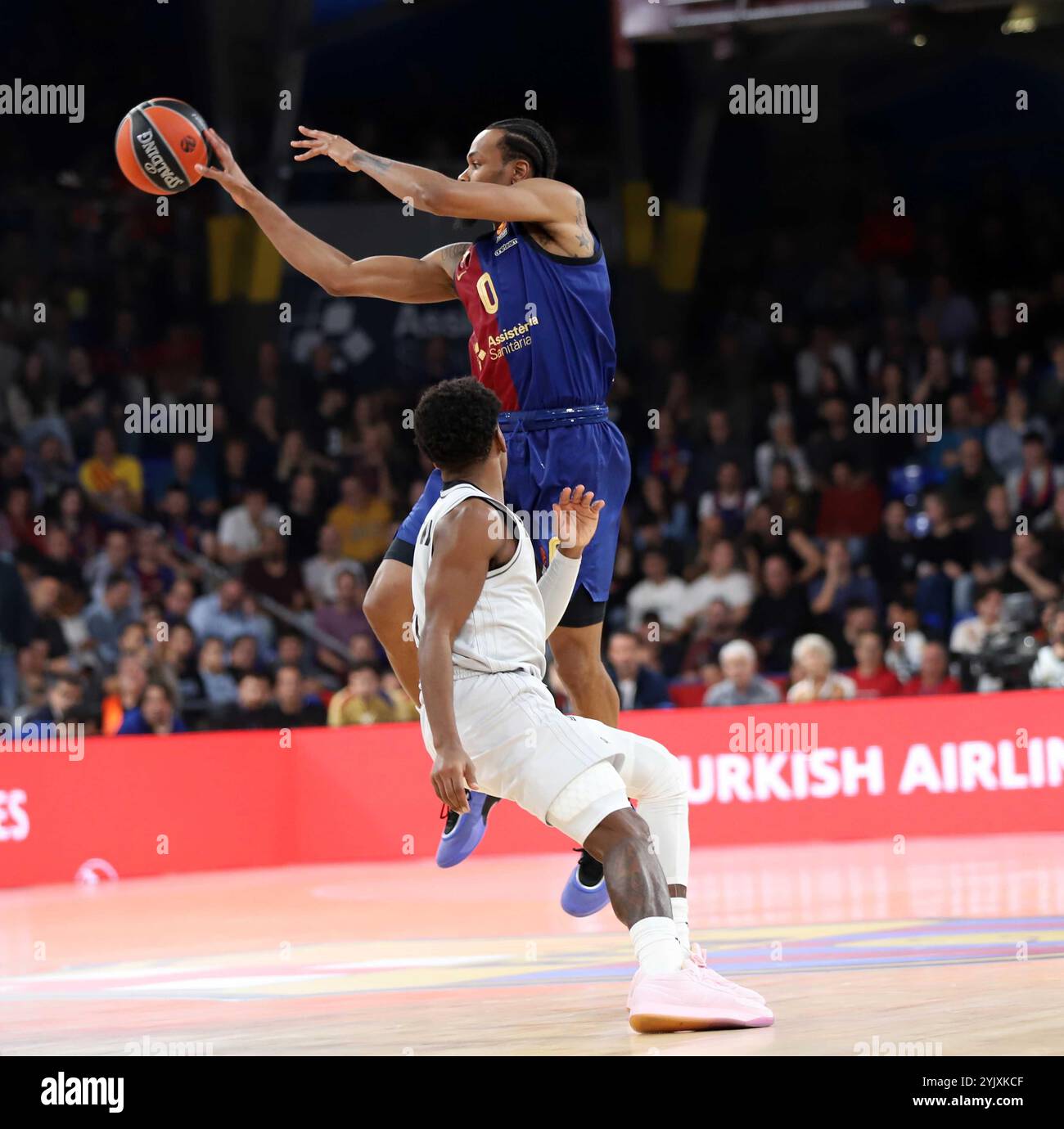 Sabadell, Barcellona, Spagna. 15 novembre 2024. Barcellona Spagna 15.11.2024 Kevin Punter (FC Barcelona) e TJ Shorts (pallacanestro parigino) combattono per il pallone durante la partita di Eurolega di pallacanestro tra FC Barcelona e Paris Basketball al Palau Blaugrana il 15 novembre 2024 a Barcellona. (Credit Image: © Xavi Urgeles/ZUMA Press Wire) SOLO PER USO EDITORIALE! Non per USO commerciale! Foto Stock