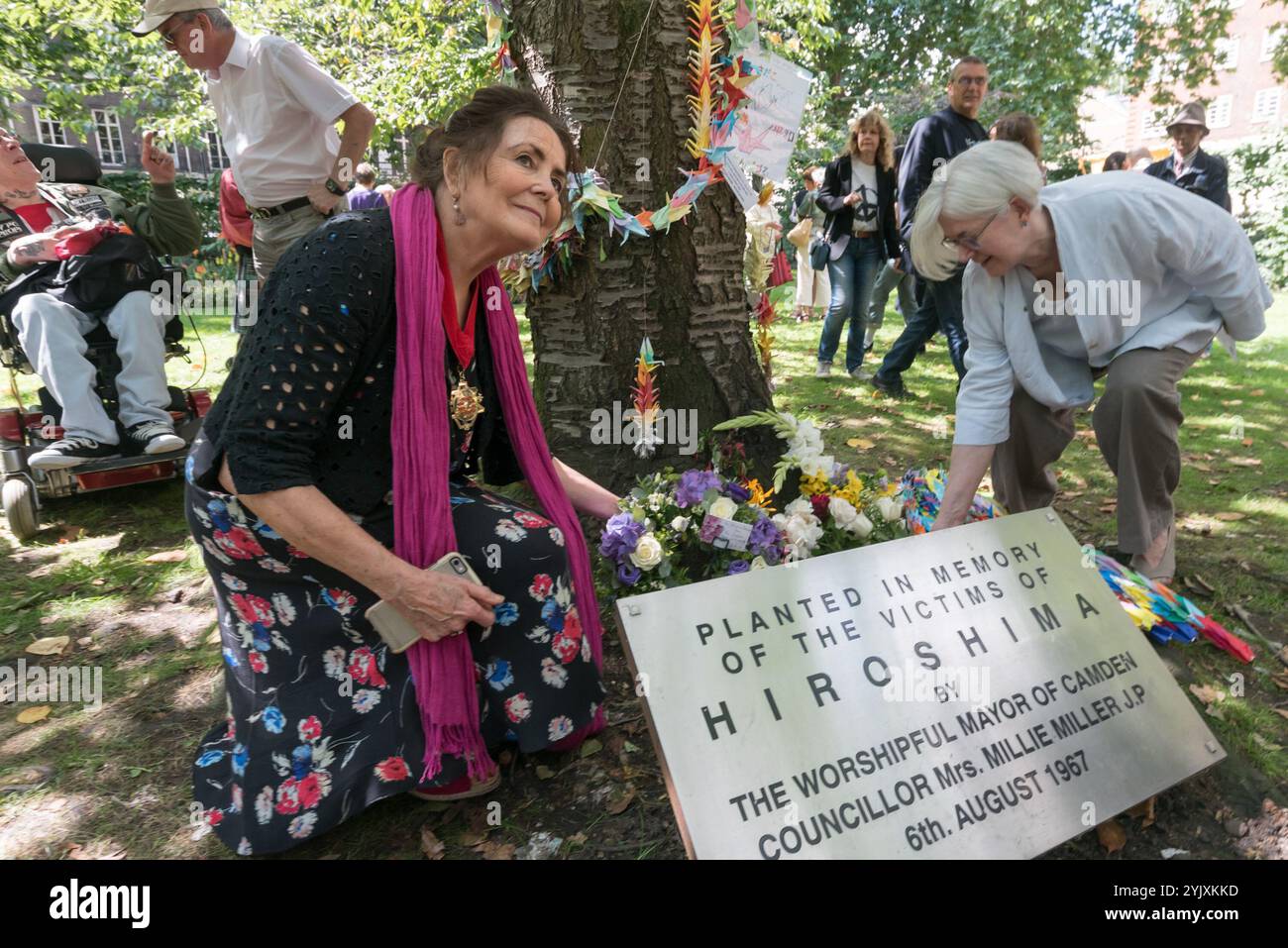 Londra, Regno Unito. 6 agosto 2017. Cllr Jenny Headlam-Wells, Vice Sindaco di Camden, posa di nuovo la corona per i fotografi all'albero dei ciliegi di Hiroshima alla cerimonia del CND di Londra in memoria delle vittime, passate e presenti, nel 72° anniversario del lancio della bomba atomica su Hiroshima e della seconda bomba atomica sganciata su Nagasaki tre giorni dopo. Foto Stock