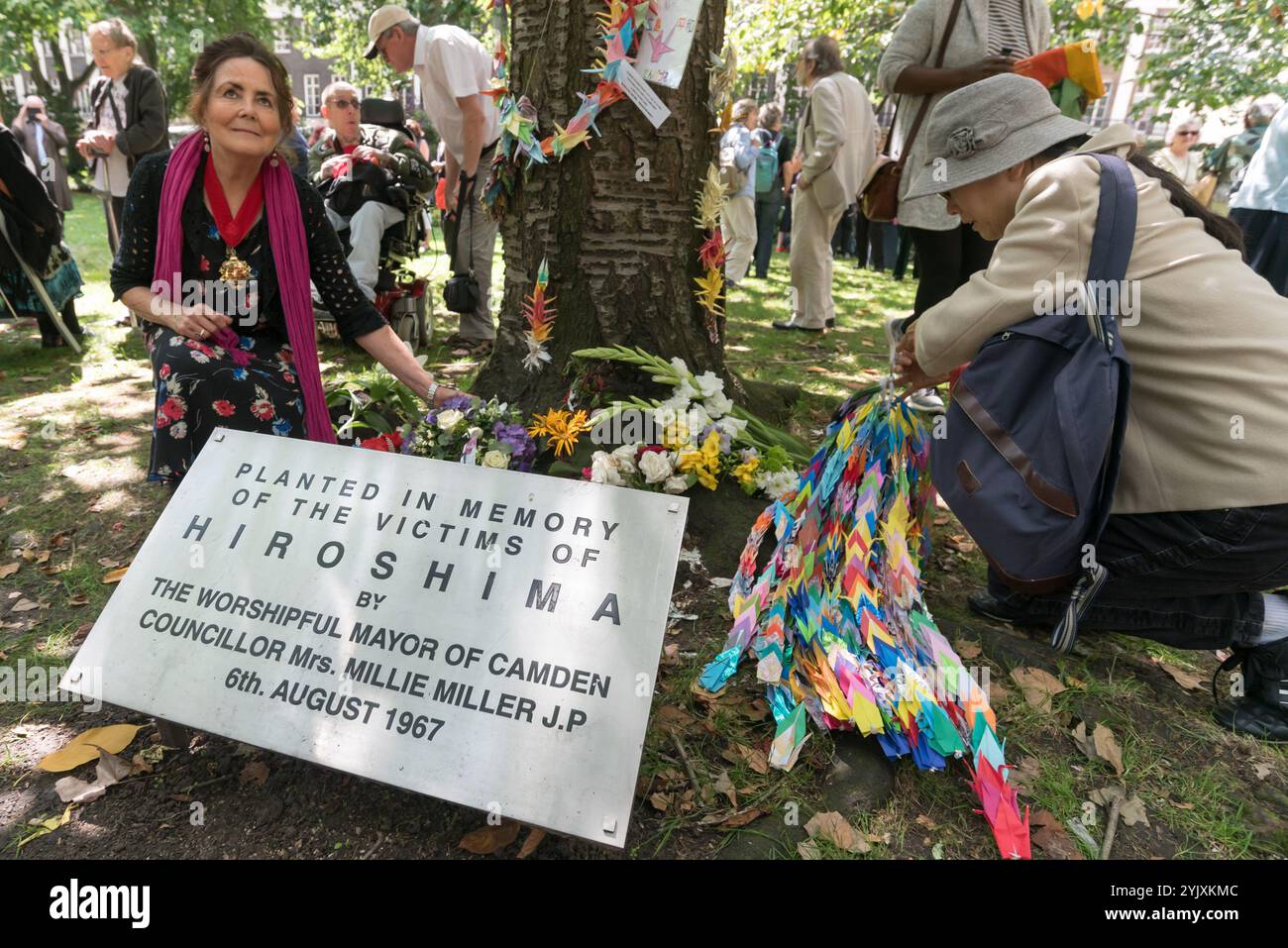 Londra, Regno Unito. 6 agosto 2017. Cllr Jenny Headlam-Wells, Vice Sindaco di Camden posa la sua corona un tempo seocndo per i fotografi all'albero dei ciliegi di Hiroshima alla cerimonia del CND di Londra in memoria delle vittime, passate e presenti, nel 72° anniversario dell'abbattimento della bomba atomica su Hiroshima e della seconda bomba atomica sganciata su Nagasaki tre giorni dopo. Foto Stock