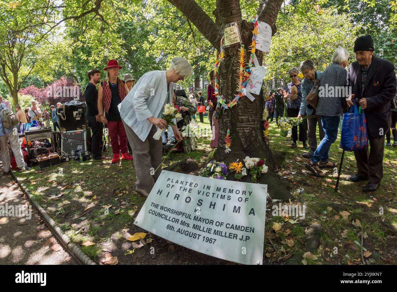 Londra, Regno Unito. 6 agosto 2017. Peole giaceva fiori all'albero dei ciliegi di Hiroshima alla cerimonia del CND di Londra in memoria delle vittime, passate e presenti, nel 72° anniversario del lancio della bomba atomica su Hiroshima e della seconda bomba atomica sganciata su Nagasaki tre giorni dopo. Foto Stock