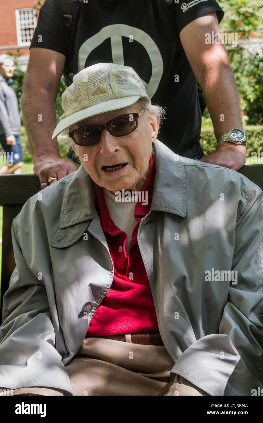 Londra, Regno Unito. 6 agosto 2017. Walter Wolfgang, Vice Presidente del CND e rifugiato di Hitler&#8217;S Germania alla cerimonia del CND di Londra in memoria delle vittime, passate e presenti, nel 72° anniversario del lancio della bomba atomica su Hiroshima e della seconda bomba atomica sganciata su Nagasaki tre giorni dopo. Dopo una serie di discorsi e spettacoli, c'è stato un minuto di silenzio durante il quale il vicesindaco di Camden e altri hanno posato fiori intorno al ciliegio commemorativo. Foto Stock