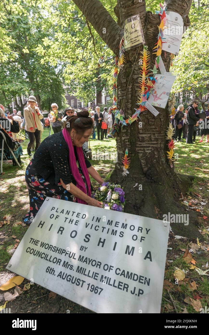Londra, Regno Unito. 6 agosto 2017. Cllr Jenny Headlam-Wells, Vice Sindaco di Camden posa una corona all'albero dei ciliegi di Hiroshima alla cerimonia del CND di Londra in memoria delle vittime, passate e presenti, nel 72° anniversario del lancio della bomba atomica su Hiroshima e della seconda bomba atomica sganciata su Nagasaki tre giorni dopo. Foto Stock
