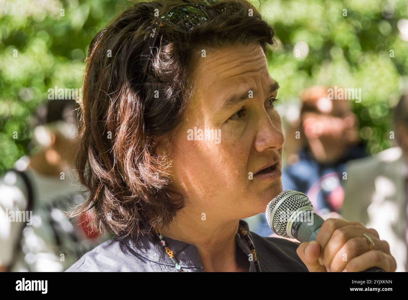 Londra, Regno Unito. 6 agosto 2017. Catherine West parla alla cerimonia del CND di Londra in memoria delle vittime, passate e presenti, nel 72° anniversario del lancio della bomba atomica su Hiroshima e della seconda bomba atomica sganciata su Nagasaki tre giorni dopo. Dopo una serie di discorsi e spettacoli, c'è stato un minuto di silenzio durante il quale il vicesindaco di Camden e altri hanno posato fiori intorno al ciliegio commemorativo. Foto Stock