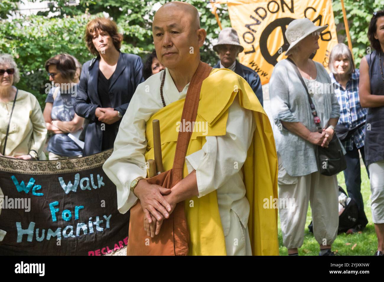 Londra, Regno Unito. 6 agosto 2017. Il monaco buddista del monastero di Battersea e del reverendo della Pagoda della Pace Gyoro Nagase attende di parlare alla cerimonia del CND di Londra in memoria delle vittime, passate e presenti, nel 72° anniversario del lancio della bomba atomica su Hiroshima e della seconda bomba atomica sganciata su Nagasaki tre giorni dopo. Dopo una serie di discorsi e spettacoli, c'è stato un minuto di silenzio durante il quale il vicesindaco di Camden e altri hanno posato fiori intorno al ciliegio commemorativo. Foto Stock