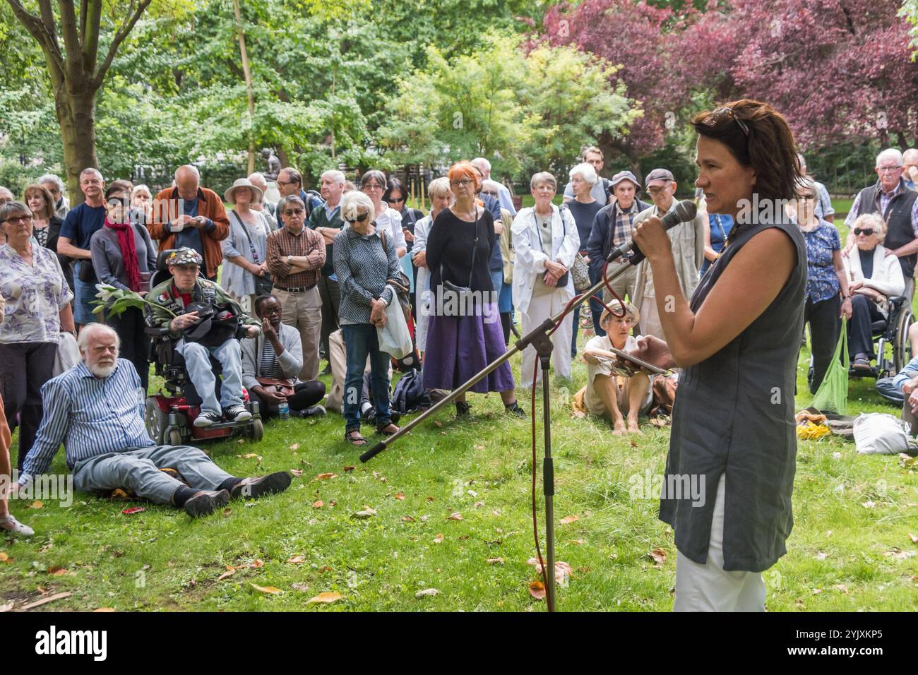 Londra, Regno Unito. 6 agosto 2017. Catherine West parla alla cerimonia del CND di Londra in memoria delle vittime, passate e presenti, nel 72° anniversario del lancio della bomba atomica su Hiroshima e della seconda bomba atomica sganciata su Nagasaki tre giorni dopo. Dopo una serie di discorsi e spettacoli, c'è stato un minuto di silenzio durante il quale il vicesindaco di Camden e altri hanno posato fiori intorno al ciliegio commemorativo. Foto Stock