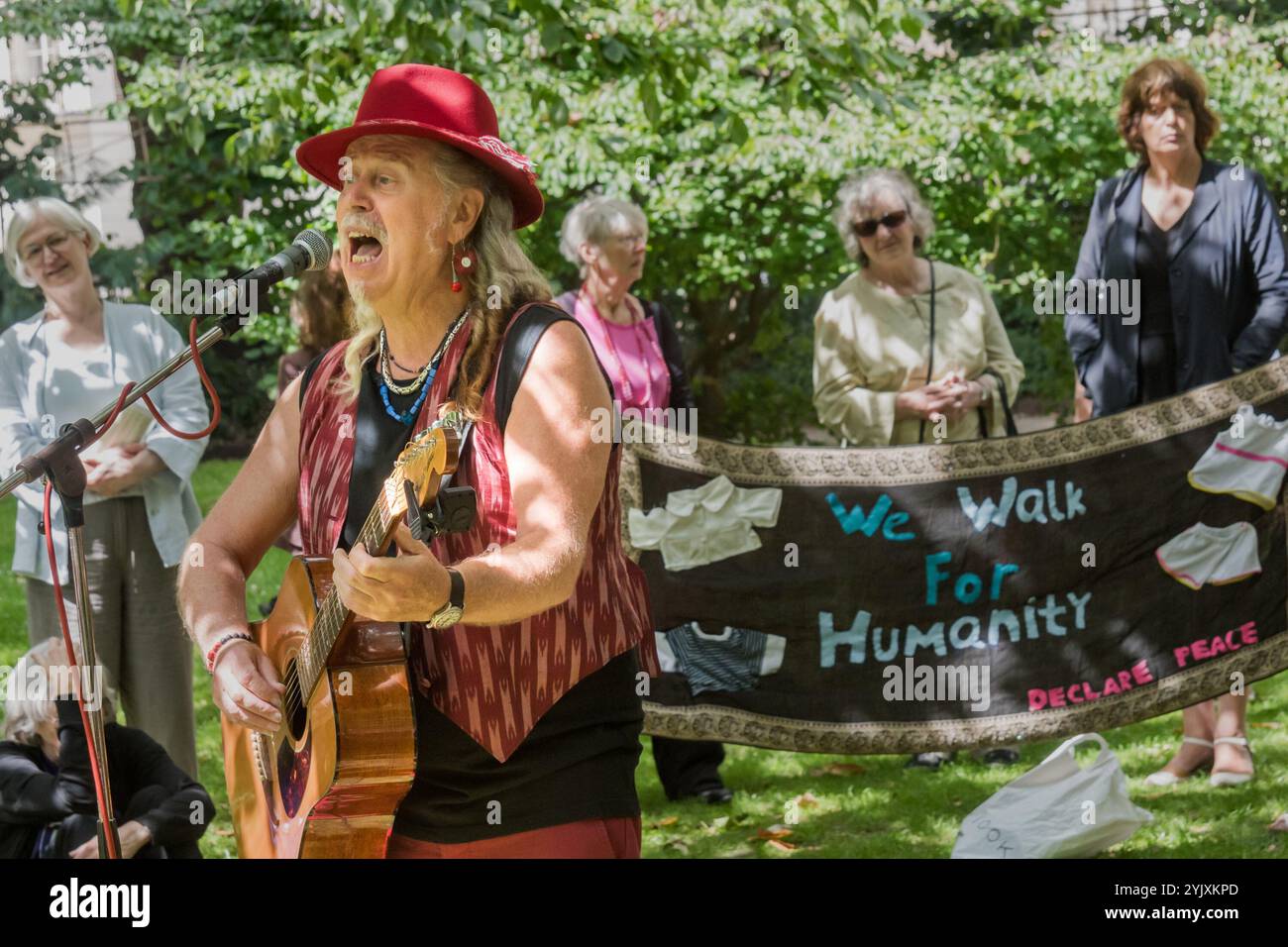 Londra, Regno Unito. 6 agosto 2017. Il cantante folk Peter Dunne alla cerimonia del CND di Londra in memoria delle vittime, passate e presenti, nel 72° anniversario del lancio della bomba atomica su Hiroshima e della seconda bomba atomica sganciata su Nagasaki tre giorni dopo. Dopo una serie di discorsi e spettacoli, c'è stato un minuto di silenzio durante il quale il vicesindaco di Camden e altri hanno posato fiori intorno al ciliegio commemorativo. Foto Stock