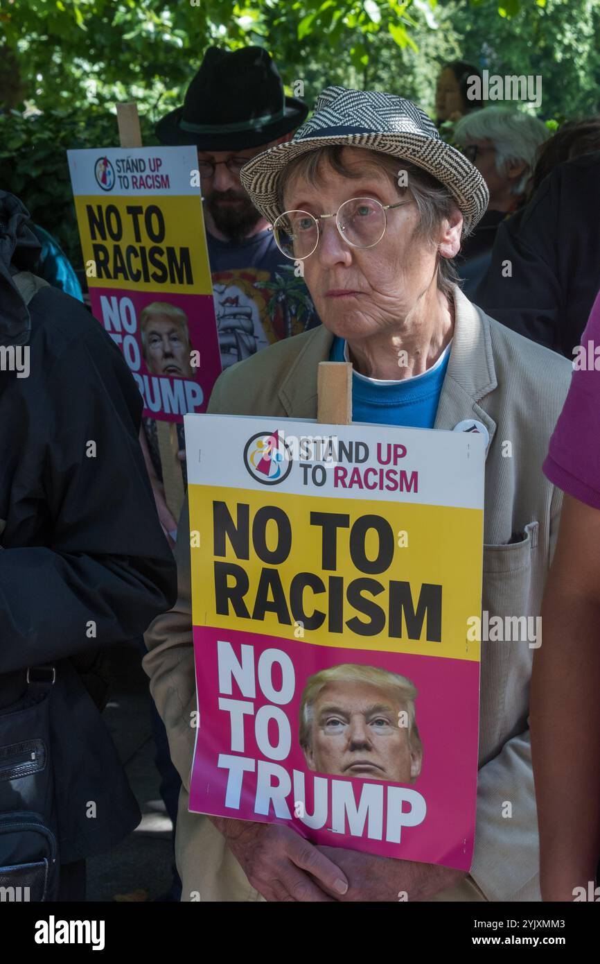 Londra, Regno Unito. 19 agosto 2017. Una donna tra la folla alla protesta Stand Up to Trump fuori dall'ambasciata degli Stati Uniti. L'organizzazione è supportata da circa 20 organizzazioni, tra cui CWU, NUT, Unite, UCU, CND, Stop the War, Campaign Against Climate Change, Muslim Association of Britain e altri. Dicono che la retorica bigotta di Trump stia seminando odio e divisioni, incoraggiando gruppi di estrema destra responsabili di eventi come quelli di Charlottesville e condannando la sua guerra nel minacciare la guerra nucleare contro la Corea del Nord e l'invasione del Venezuela e il suo sostegno al wrecki climatico Foto Stock