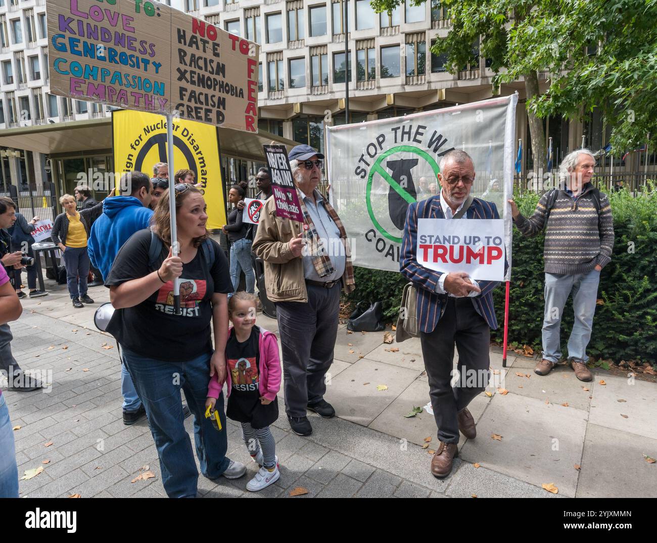 Londra, Regno Unito. 19 agosto 2017. Alzarsi contro Trump, un'organizzazione supportata da circa 20 organizzazioni, tra cui CWU, NUT, Unite, UCU, CND, Stop the War, Campaign Against Climate Change, Muslim Association of Britain e altre proteste al di fuori dell'ambasciata degli Stati Uniti. Dicono che la retorica bigotta di Trump stia seminando odio e divisioni, incoraggiando gruppi di estrema destra responsabili di eventi come quelli di Charlottesville e condannando la sua guerra nel minacciare la guerra nucleare contro la Corea del Nord e l'invasione del Venezuela e il suo sostegno alle politiche di distruzione del clima. Foto Stock