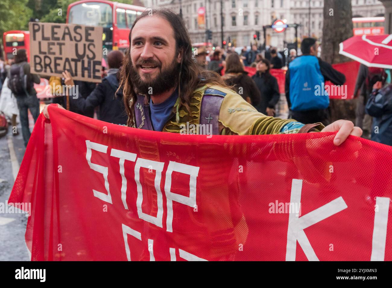 Londra, Regno Unito. 21 settembre 2017. Dopo aver bloccato con successo tutto il traffico in Trafalgar Square per una breve protesta e qualche minuto di riposo, 'Stop Killing Londoners' blocca il lato est della piazza per alcuni minuti di protesta in discoteca, ballando con musica ad alto volume sulla strada. Alla fine è venuta la polizia e ha detto loro di andarsene e la protesta è finita. Questa è stata la quinta protesta degli attivisti di Rising Up volta a mobilitare persone in tutta Londra per chiedere un'azione da parte del sindaco e del TfL che non stanno affrontando questo problema urgente. Boris ha riso del problema e Sadiq Khan deve ancora agire e il Foto Stock