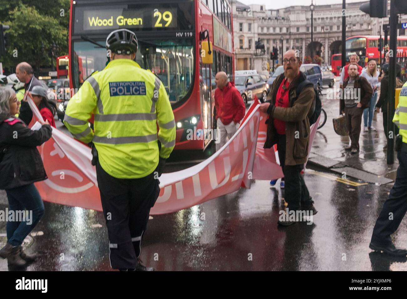 Londra, Regno Unito. 21 settembre 2017. Dopo aver bloccato con successo tutto il traffico in Trafalgar Square per una breve protesta e qualche minuto di riposo, 'Stop Killing Londoners' blocca il lato est della piazza per alcuni minuti di protesta in discoteca, ballando con musica ad alto volume sulla strada. Alla fine è venuta la polizia e ha detto loro di andarsene e la protesta è finita. Questa è stata la quinta protesta degli attivisti di Rising Up volta a mobilitare persone in tutta Londra per chiedere un'azione da parte del sindaco e del TfL che non stanno affrontando questo problema urgente. Boris ha riso del problema e Sadiq Khan deve ancora agire e il Foto Stock
