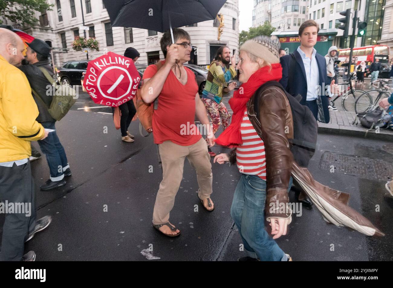 Londra, Regno Unito. 21 settembre 2017. Dopo aver bloccato con successo tutto il traffico in Trafalgar Square per una breve protesta e qualche minuto di riposo, 'Stop Killing Londoners' blocca il lato est della piazza per alcuni minuti di protesta in discoteca, ballando con musica ad alto volume sulla strada. Alla fine è venuta la polizia e ha detto loro di andarsene e la protesta è finita. Questa è stata la quinta protesta degli attivisti di Rising Up volta a mobilitare persone in tutta Londra per chiedere un'azione da parte del sindaco e del TfL che non stanno affrontando questo problema urgente. Boris ha riso del problema e Sadiq Khan deve ancora agire e il Foto Stock