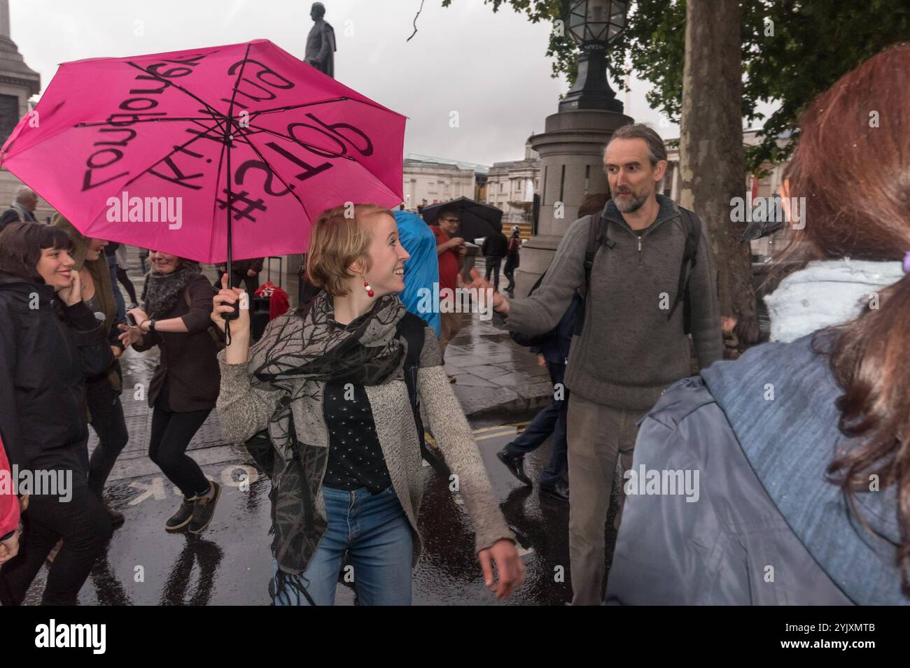 Londra, Regno Unito. 21 settembre 2017. Dopo aver bloccato con successo tutto il traffico in Trafalgar Square per una breve protesta e qualche minuto di riposo, 'Stop Killing Londoners' blocca il lato est della piazza per alcuni minuti di protesta in discoteca, ballando con musica ad alto volume sulla strada. Alla fine è venuta la polizia e ha detto loro di andarsene e la protesta è finita. Questa è stata la quinta protesta degli attivisti di Rising Up volta a mobilitare persone in tutta Londra per chiedere un'azione da parte del sindaco e del TfL che non stanno affrontando questo problema urgente. Boris ha riso del problema e Sadiq Khan deve ancora agire e il Foto Stock