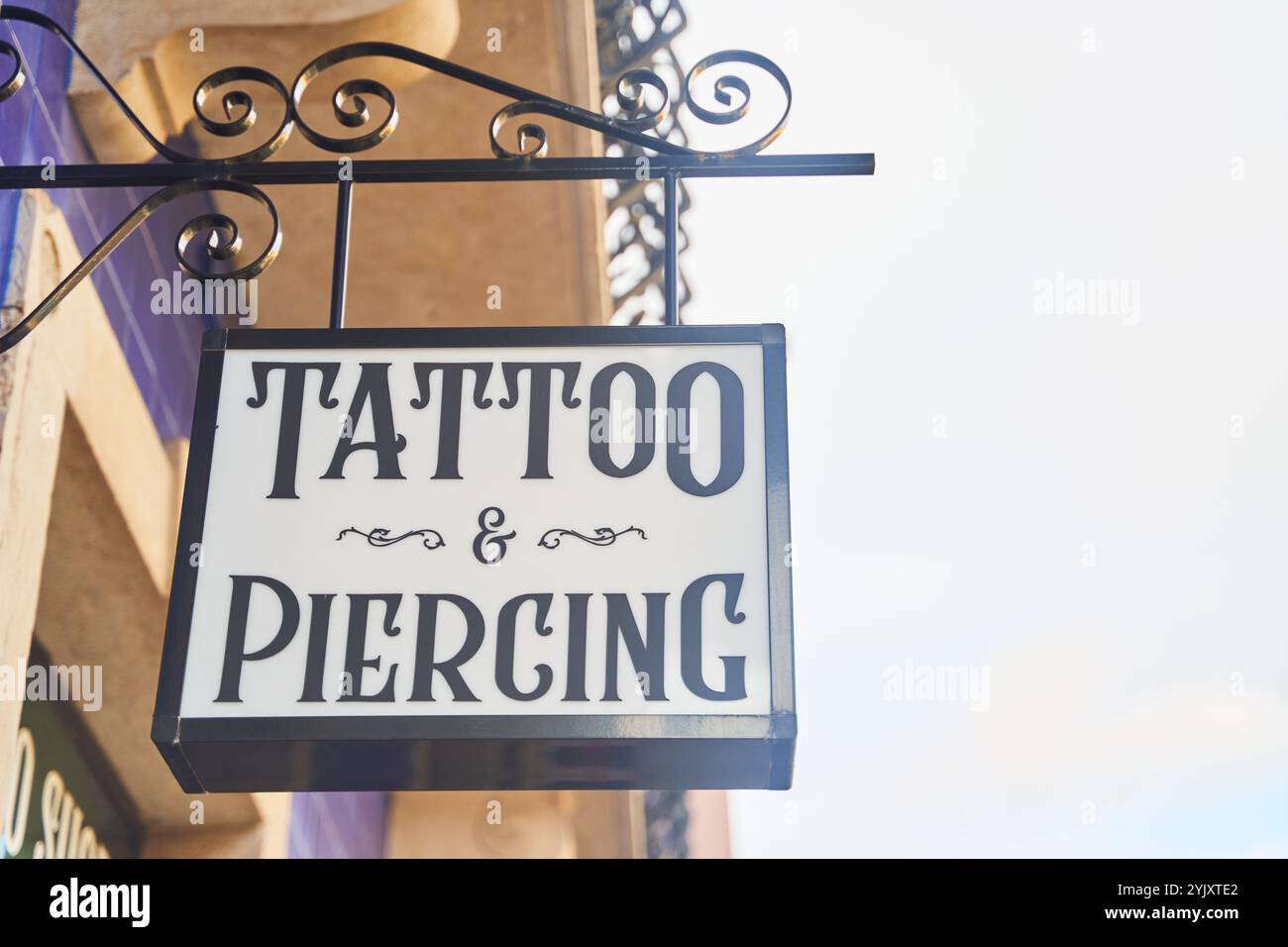 Segnaletica Skyhigh sulla facciata dell'edificio, negozio di piercing per tatuaggi Foto Stock