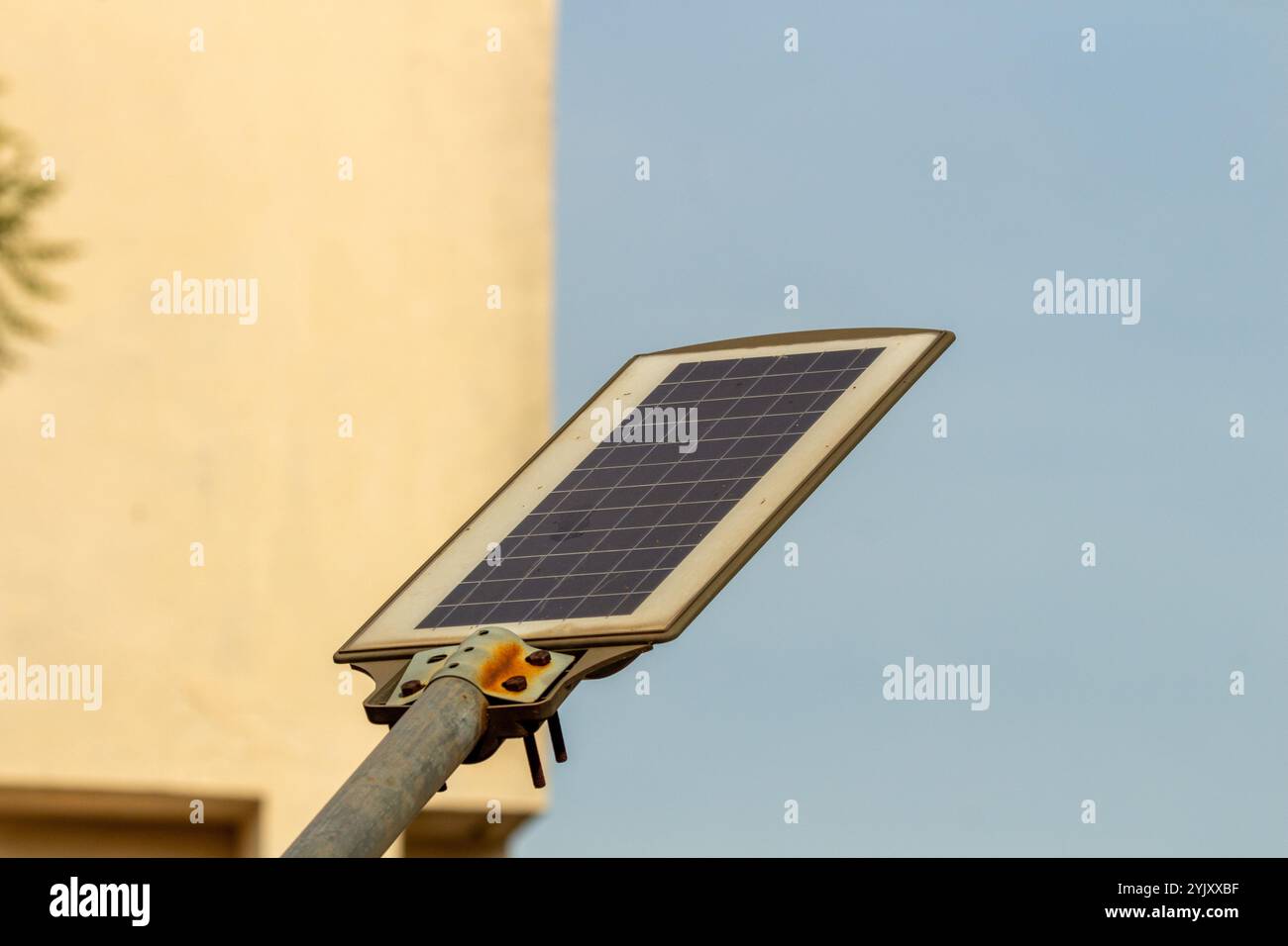 vista posteriore delle lampioni stradali a rilevamento di movimento, alimentate a energia solare, utilizzate per la sicurezza di abitazioni e proprietà pubbliche utilizzando fonti di energia rinnovabili Foto Stock