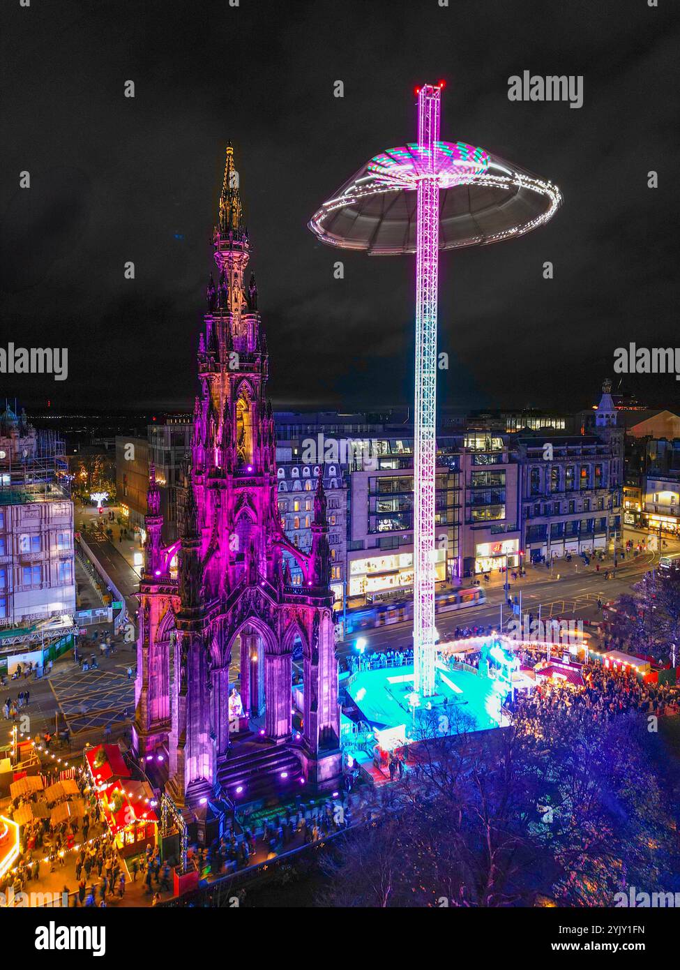 Edimburgo, Scozia, Regno Unito. 15 novembre 2024. Vista aerea del mercatino di Natale di Edimburgo, aperto stasera. Il mercato presenta bancarelle di cibo e bevande tradizionali, bar e attrazioni per il divertimento, la grande ruota della LNER e lo Starflyer. Iain Masterton/Alamy Live News Foto Stock