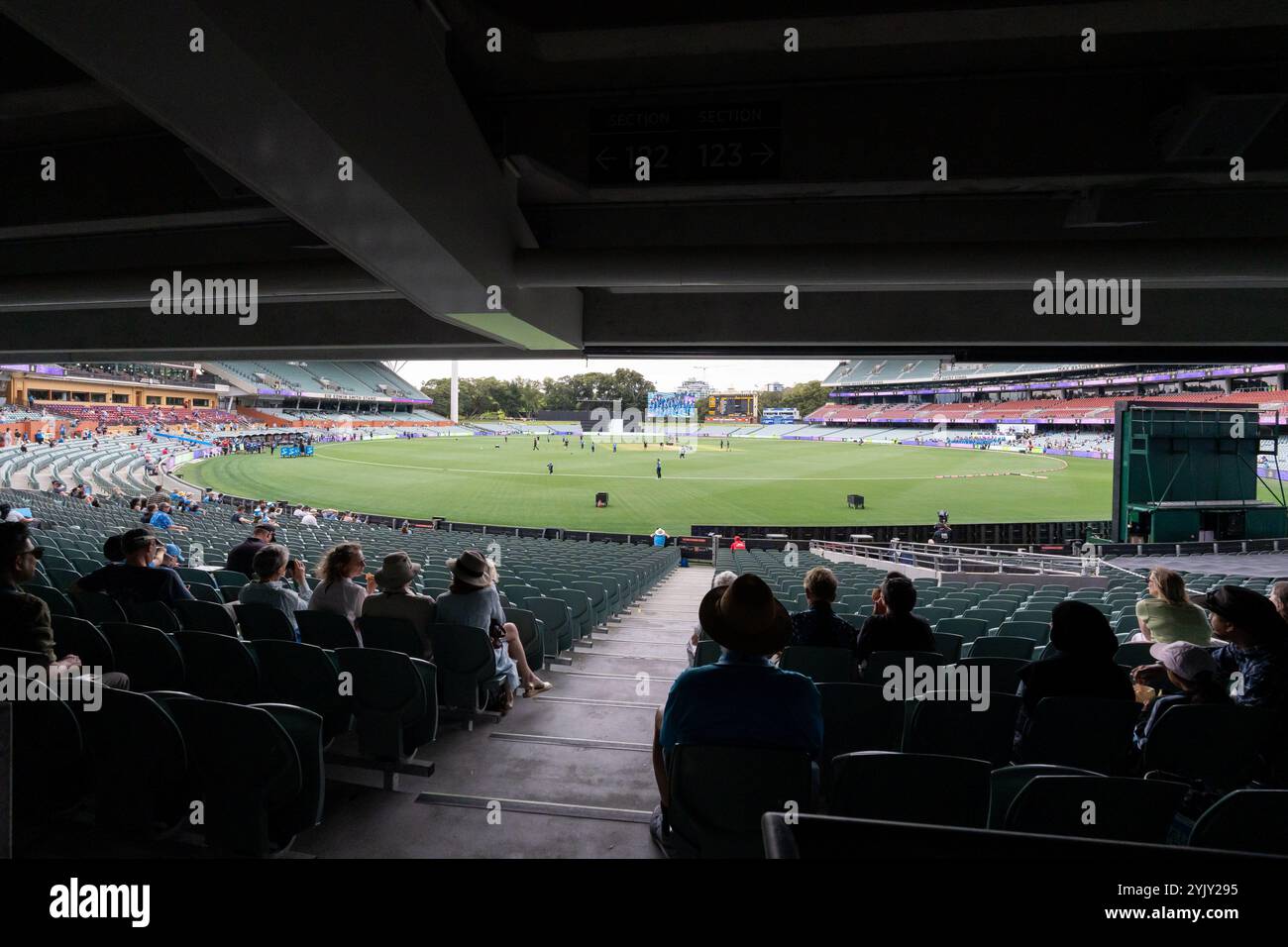 Adelaide, Australia. 16 novembre 2024. Adelaide, Australia, 16 novembre 2024: Una vista all'interno dello stadio durante la partita Weber Womens Big Bash League 10 tra gli Adelaide Strikers e gli Hobart Hurricanes all'Adelaide Oval di Adelaide, Australia (Noe Llamas/SPP) crediti: SPP Sport Press Photo. /Alamy Live News Foto Stock