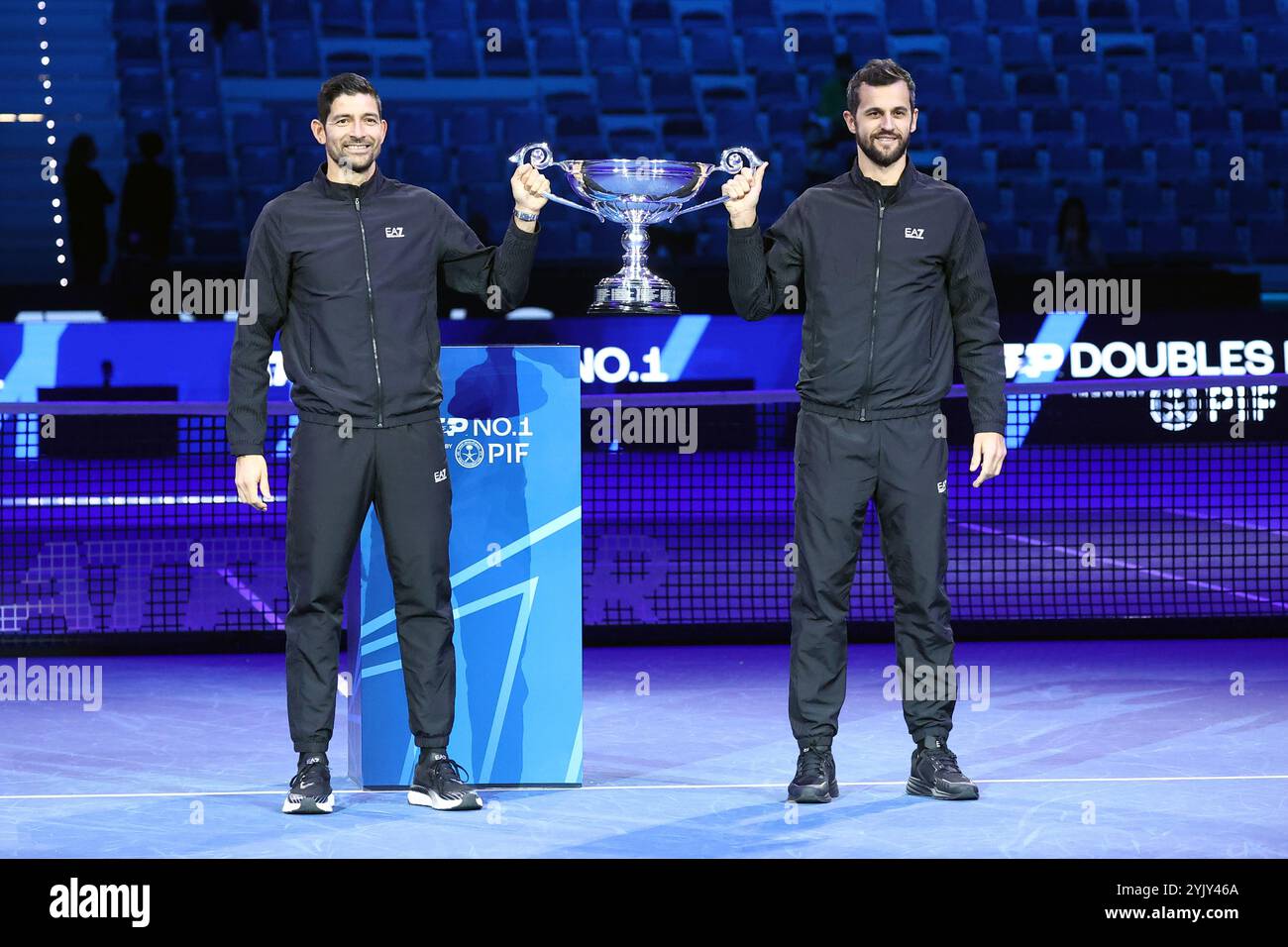 Torino, Italia. 15 novembre 2024. Marcelo Arevalo di El Salvardor (L) e Mate Pavic di Croazia (R) ricevono il Trofeo ATP Doubles n. 1 durante il settimo giorno delle finali Nitto ATP. Crediti: Marco Canoniero/Alamy Live News Foto Stock